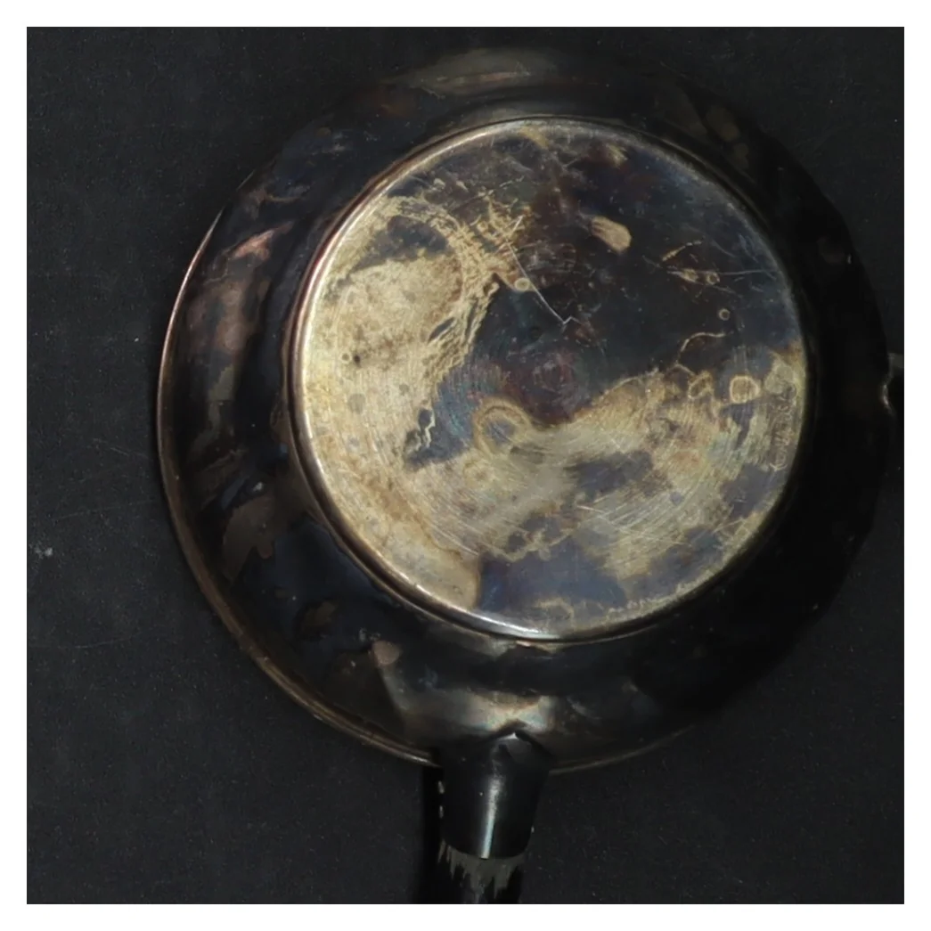 Gammel metalskål med håndtag (str. 17 cm)