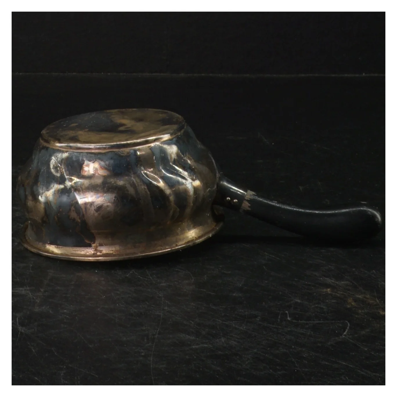 Gammel metalskål med håndtag (str. 17 cm)