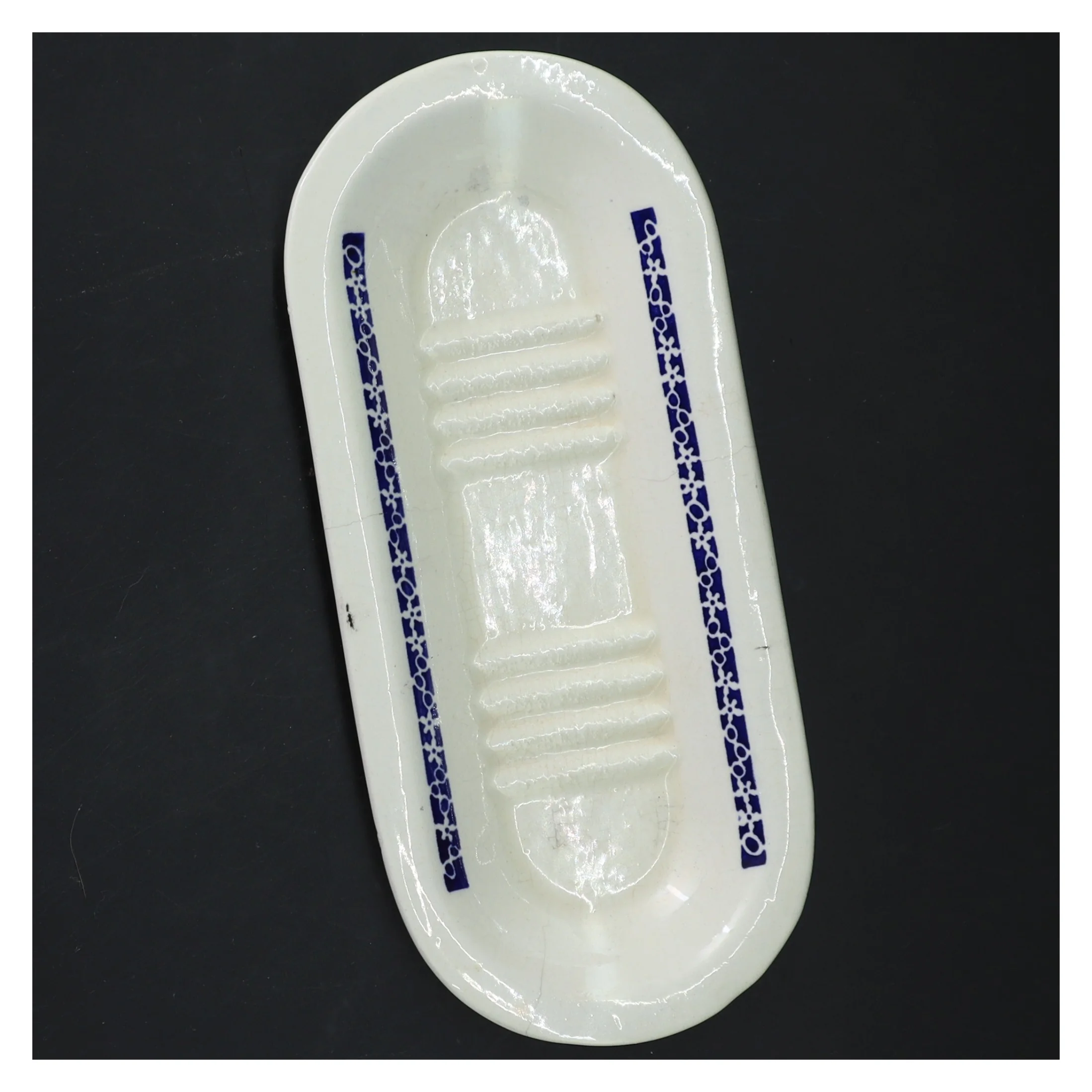 Aflangt porcelænsfad med blå dekor (str. 22x10x2 cm)