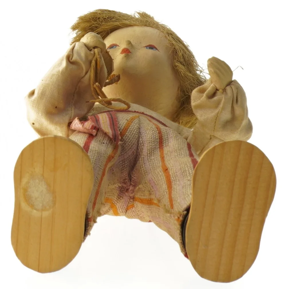 Vintage dukke med stribet tøj (str. 30 cm)