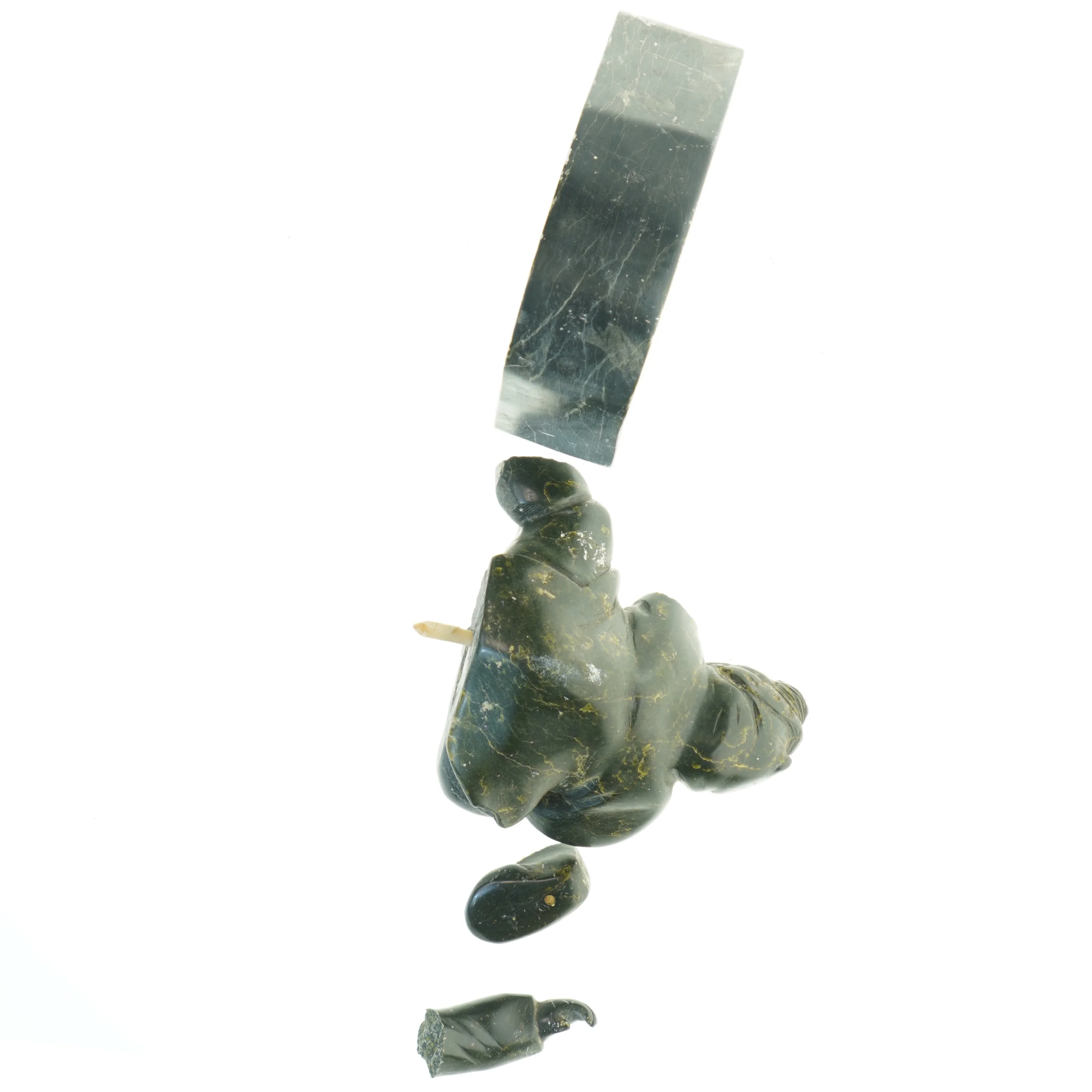 Grønlandica. Reparationstrængende stenskulptur (str. 19x21 cm)