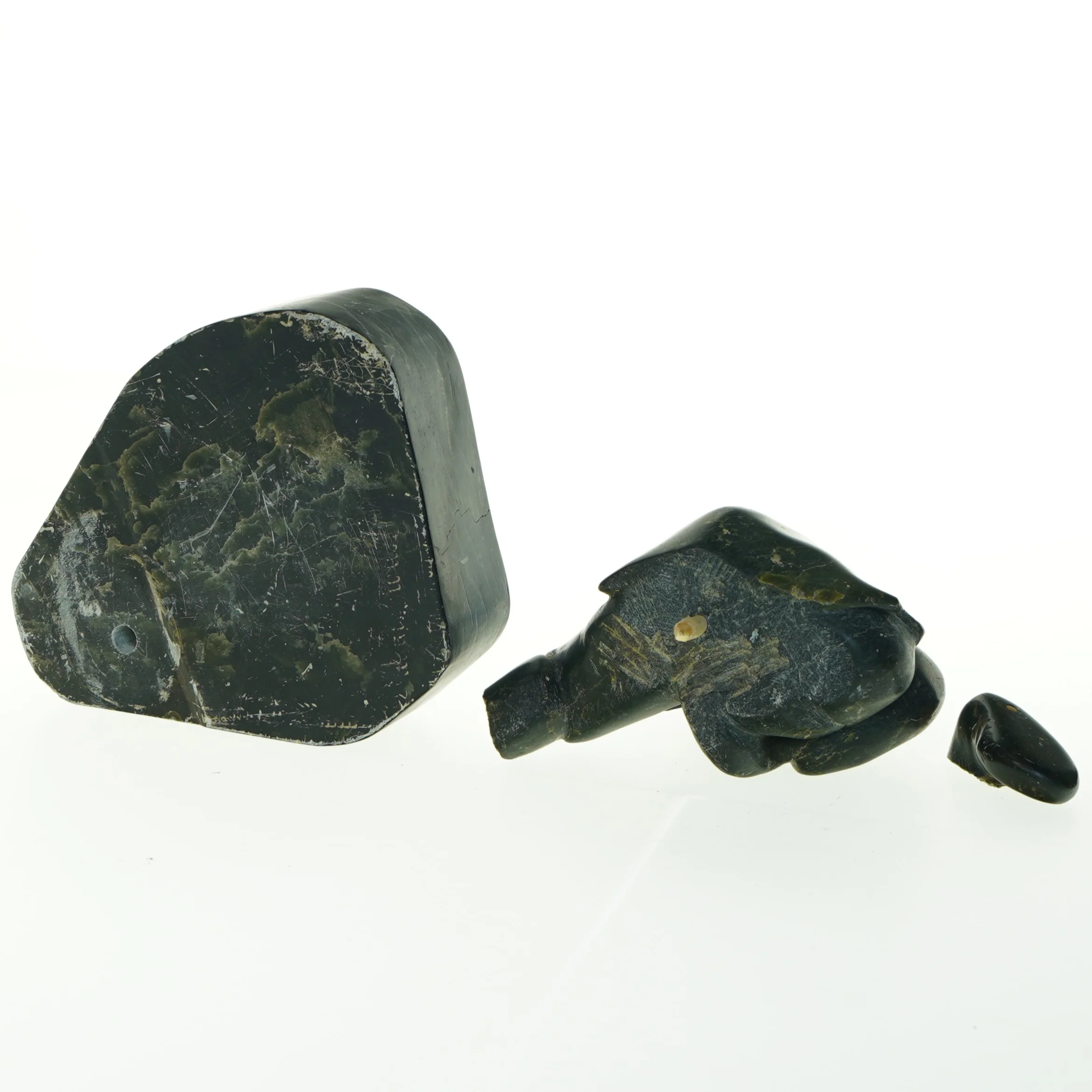 Grønlandica. Reparationstrængende stenskulptur (str. 19x21 cm)