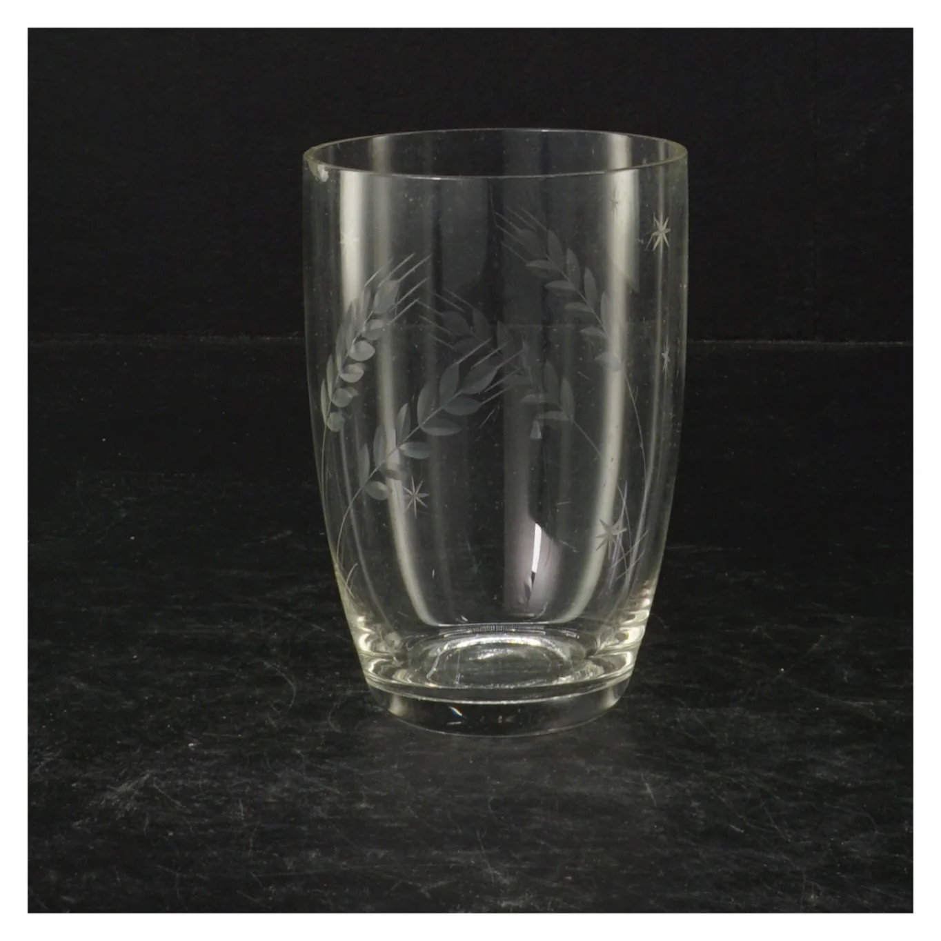 Graveret glasvase (str. Ø 8 cm. længde, 11,5 cm)