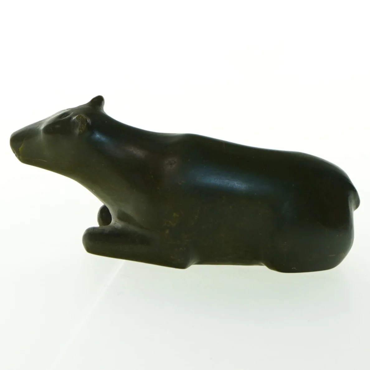 Grønlandica. Stenskulptur af Ekgkalv (?) (str. 17 cm)