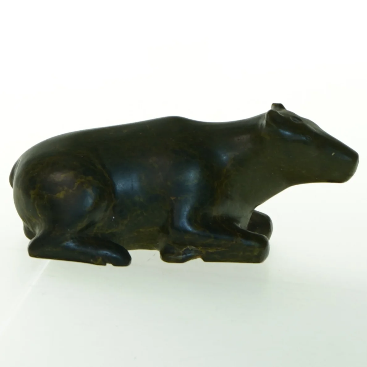 Grønlandica. Stenskulptur af Ekgkalv (?) (str. 17 cm)