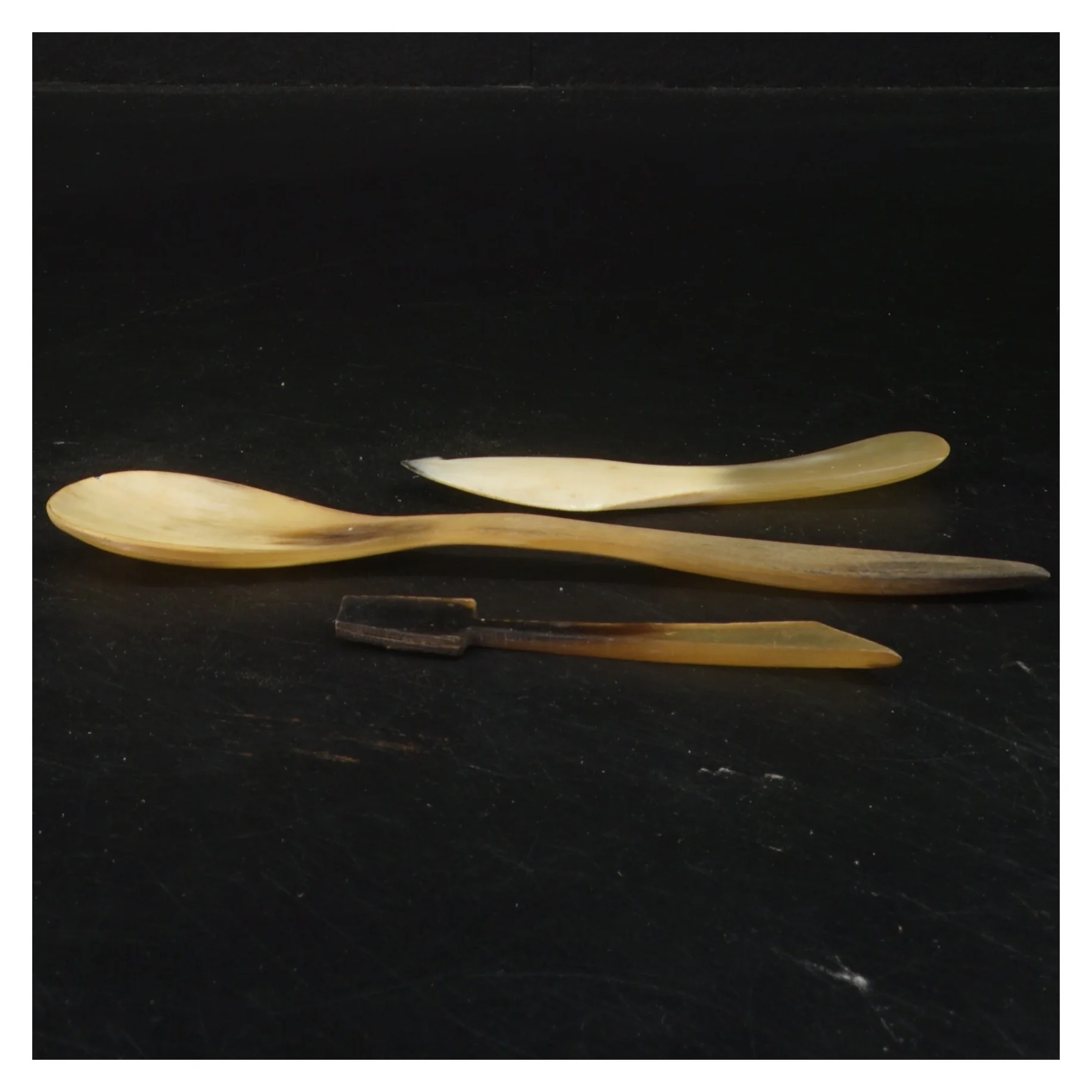 Serveringssæt af horn (str. 19x4 cm) (DVD)