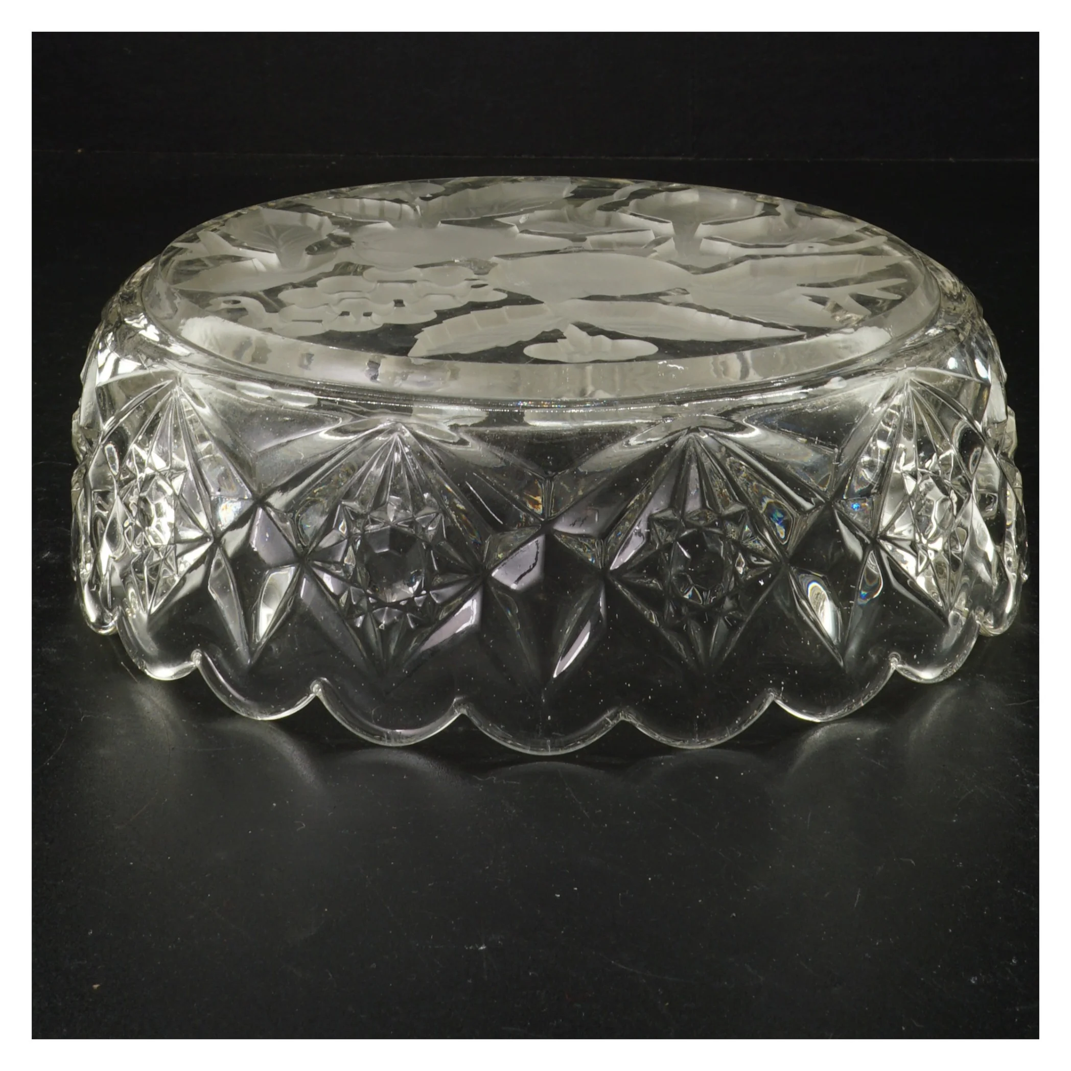 Krystal skål med drue og blad motiv (str. 20 x 6 cm)