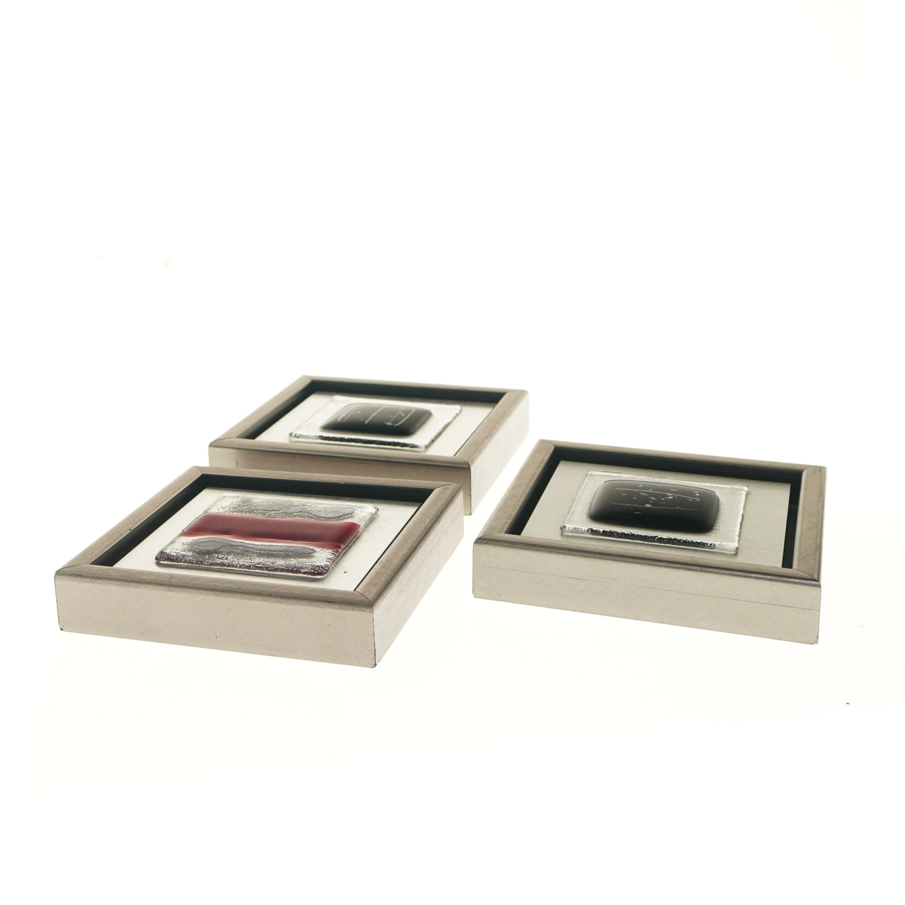 Tre billeder udført af glas (str. 18x18 cm)