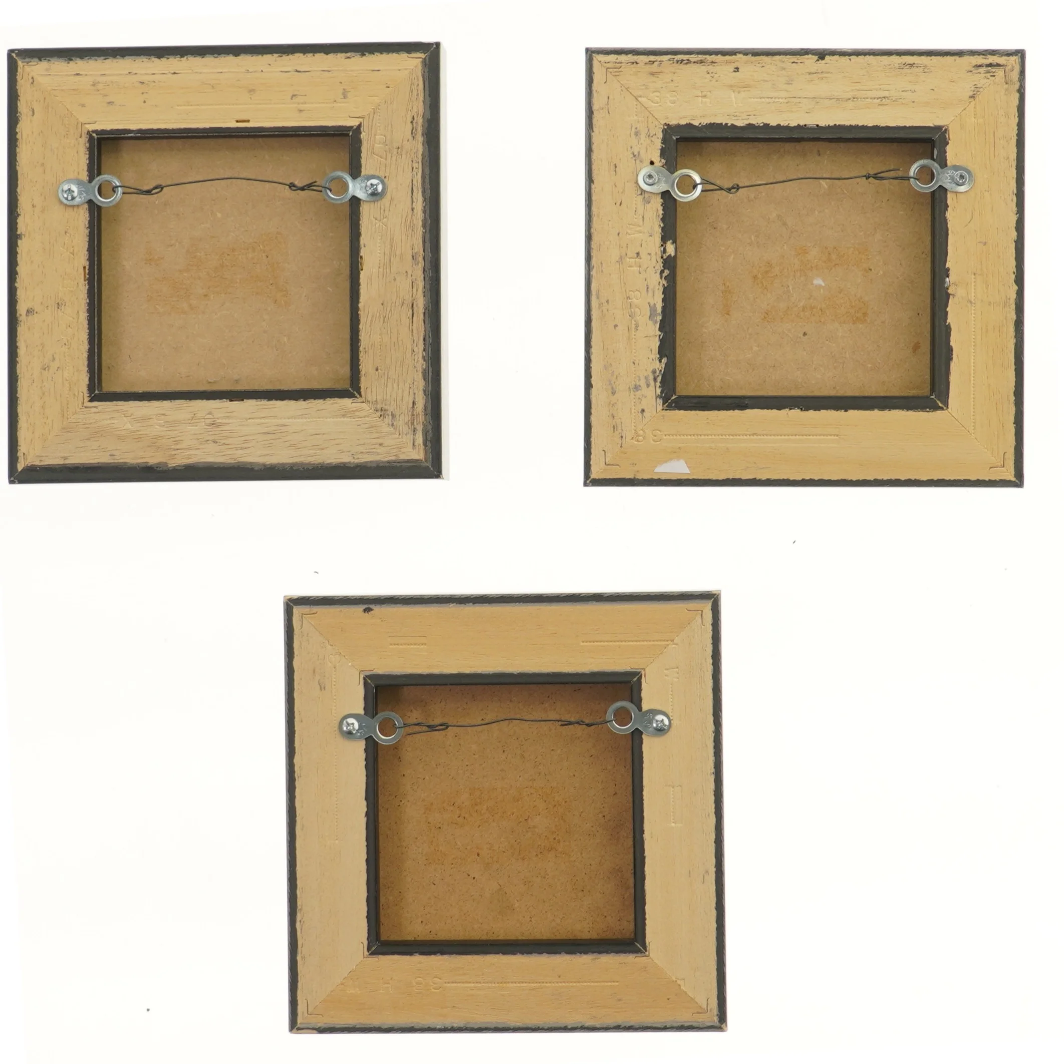 Tre billeder udført af glas (str. 18x18 cm)