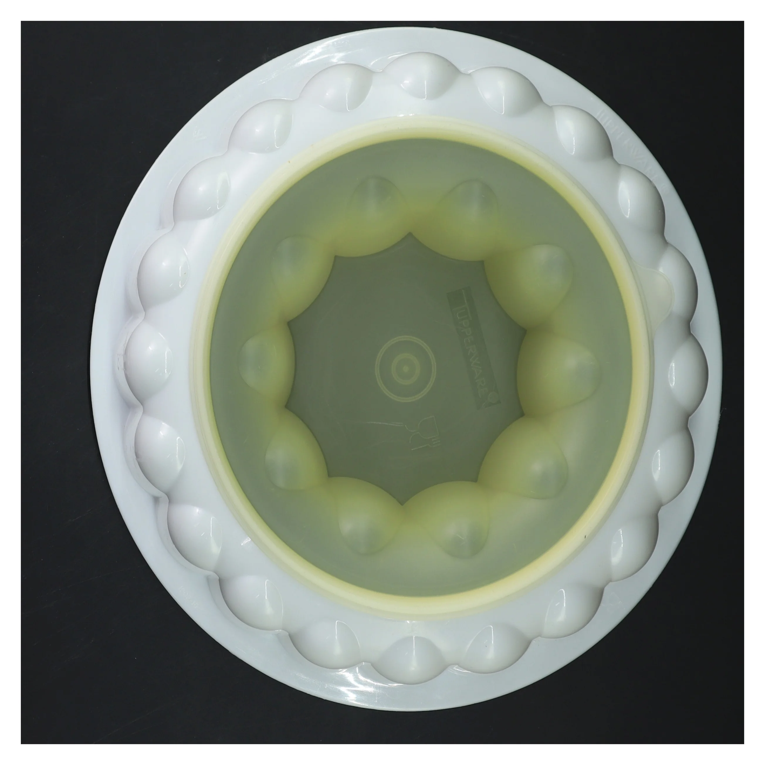 Plastikskål med låg fra Tupperware (str. Ø 23 cm)