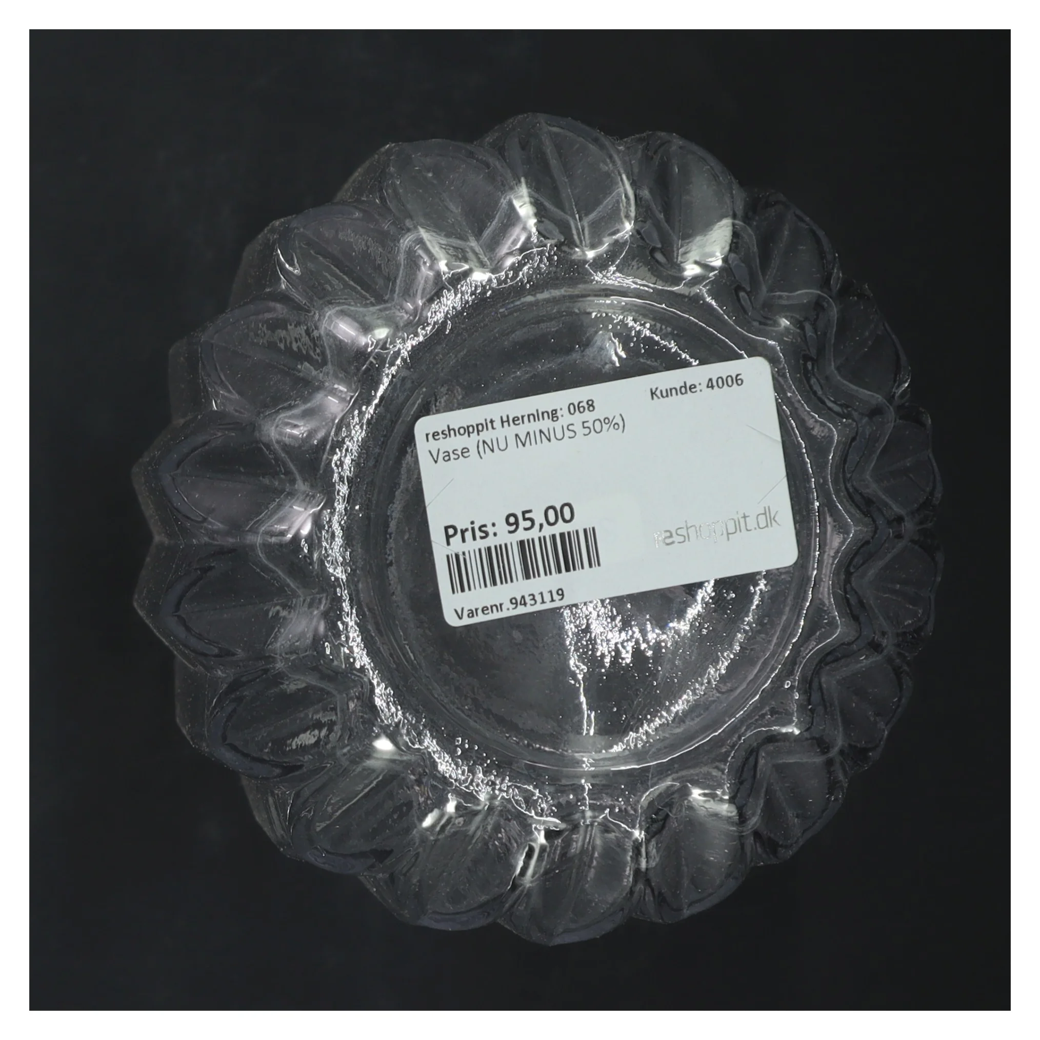 Glasvase med riflet design fra Reshoppit (str. 26 cm)