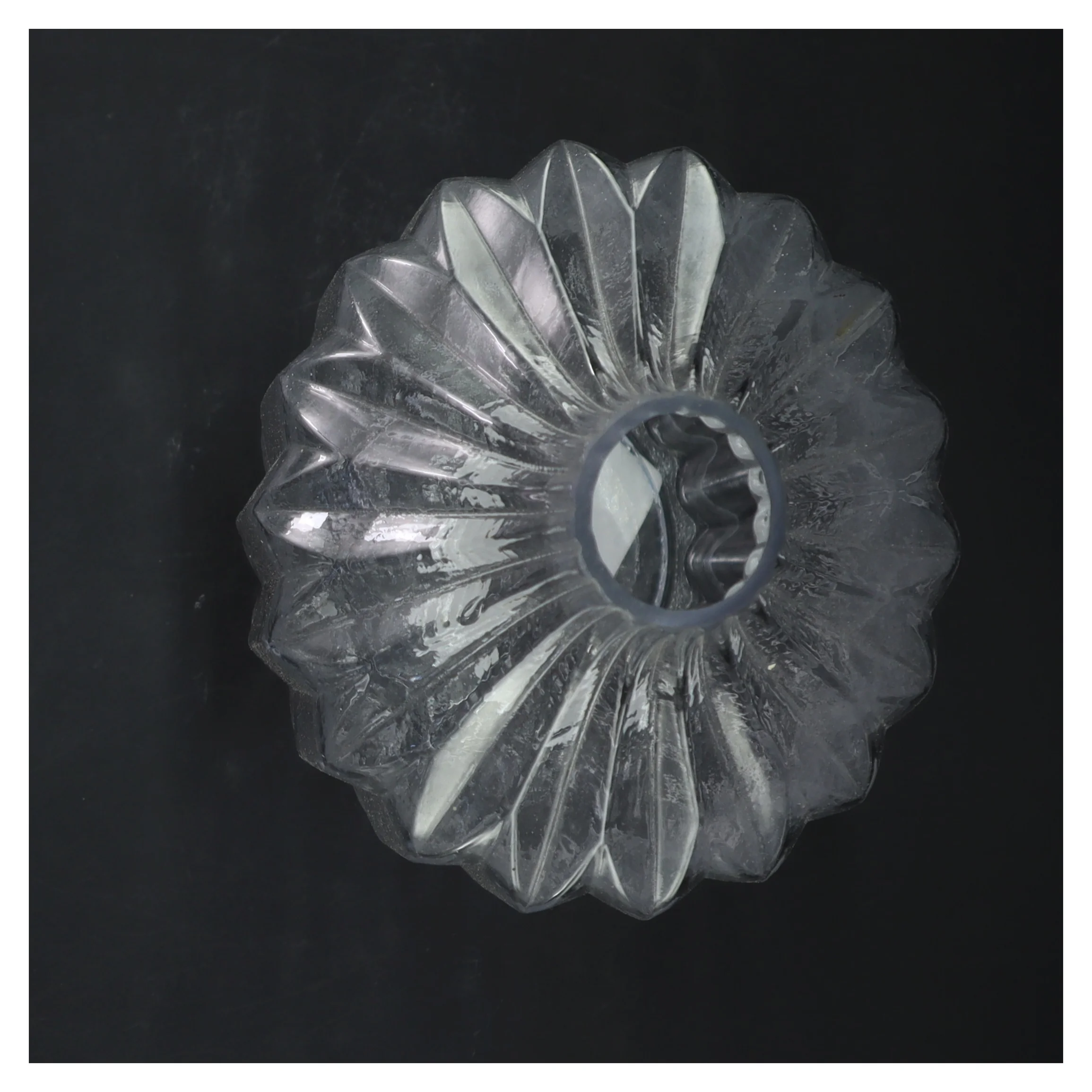 Glasvase med riflet design fra Reshoppit (str. 26 cm)