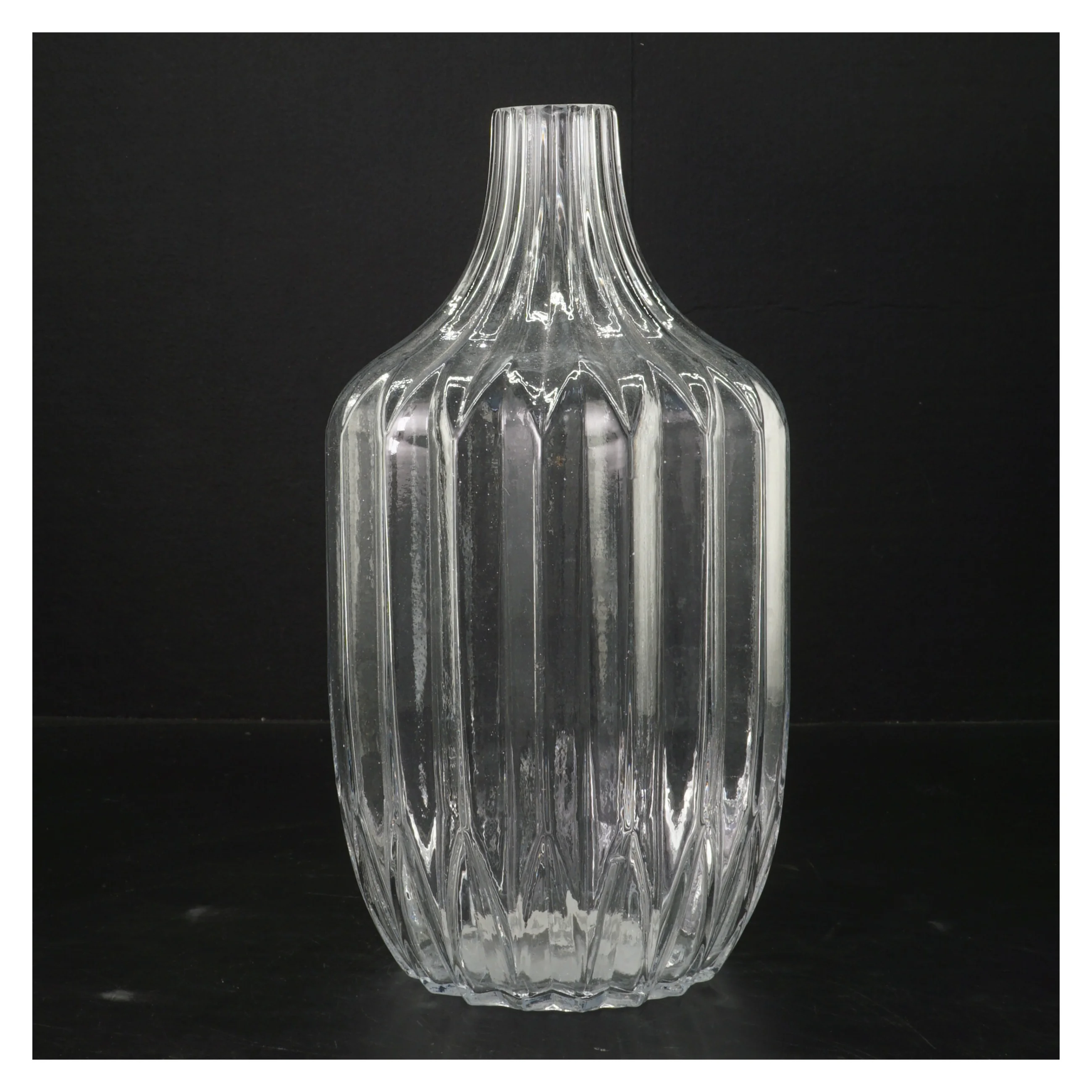 Glasvase med riflet design fra Reshoppit (str. 26 cm)