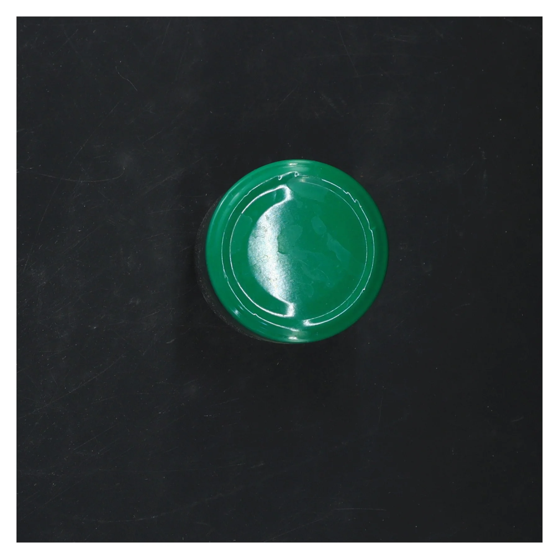 Glasbeholder med grøn låg (str. 10x6 cm)