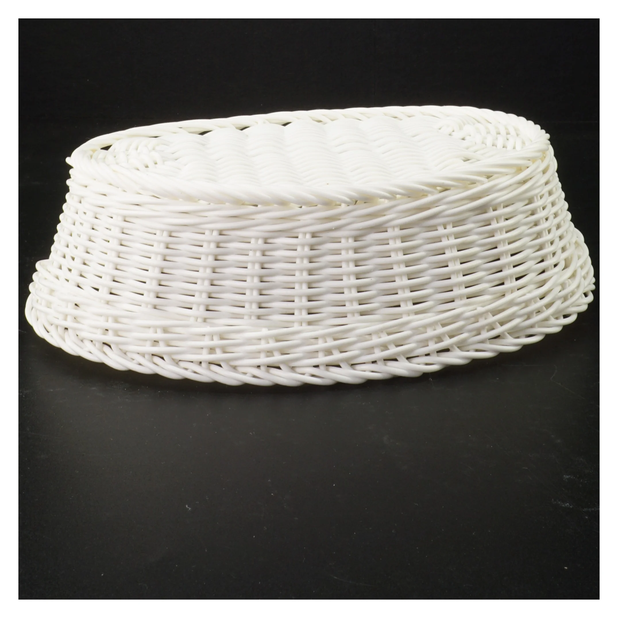 Hvid flettet plast kurv (str. 24 x 16 x 7 cm)