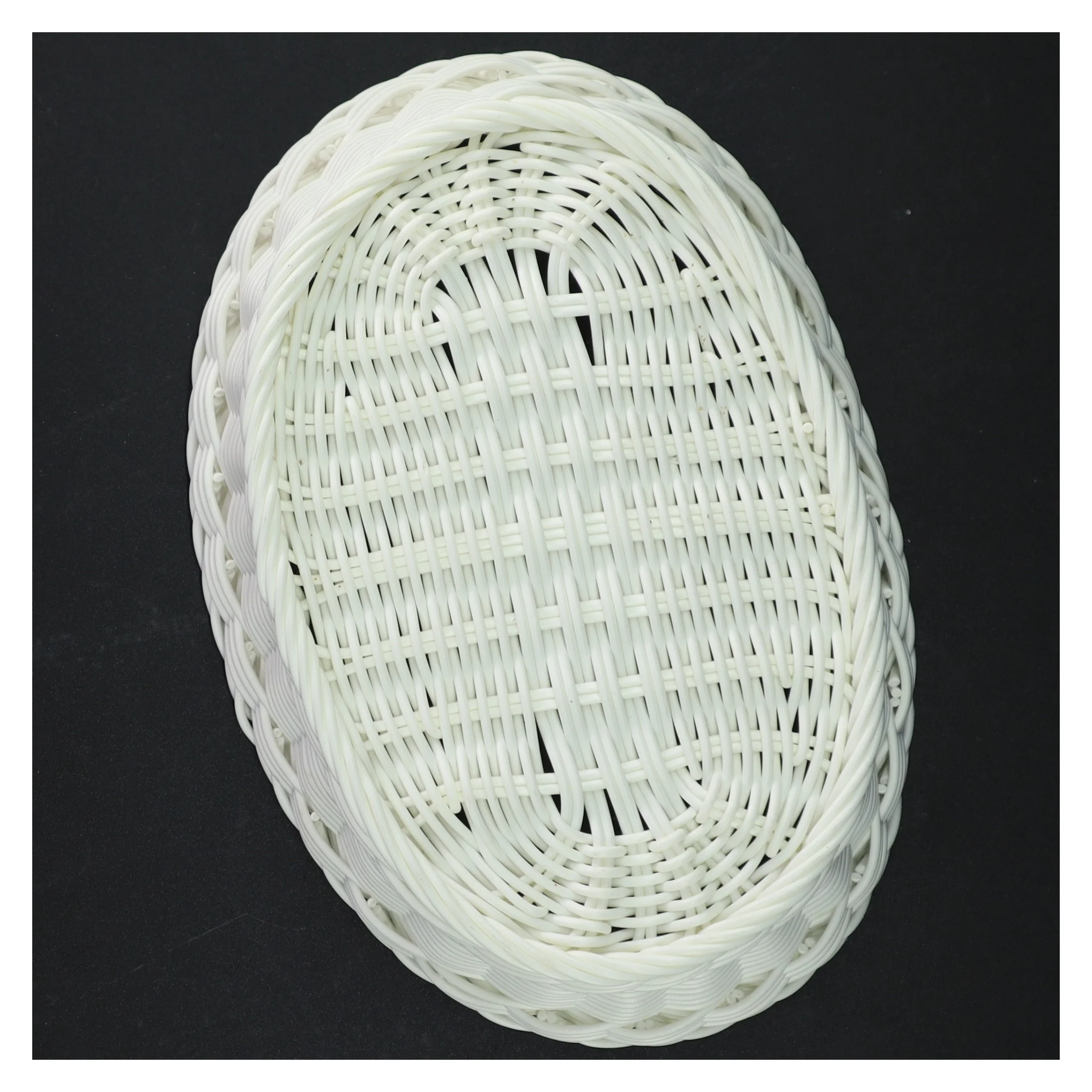 Hvid flettet plast kurv (str. 24 x 16 x 7 cm)