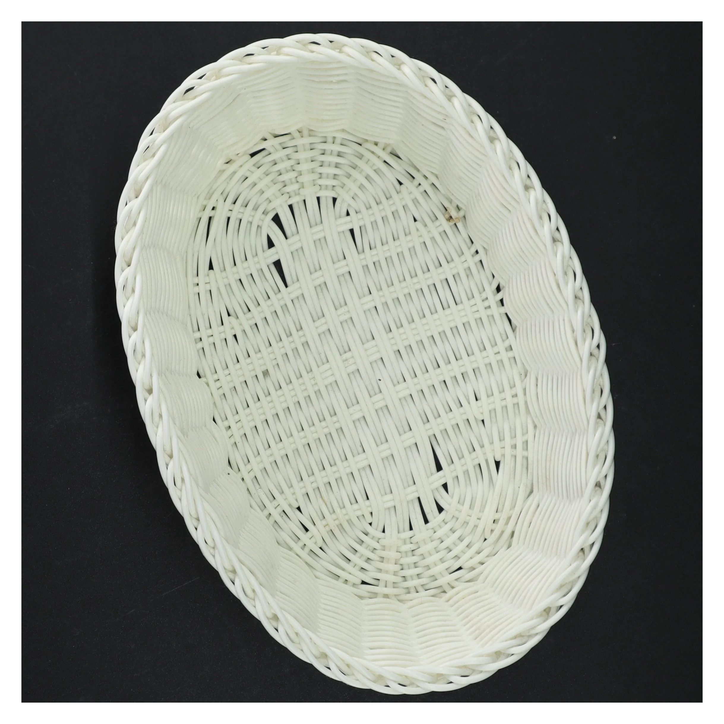 Hvid flettet plast kurv (str. 24 x 16 x 7 cm)