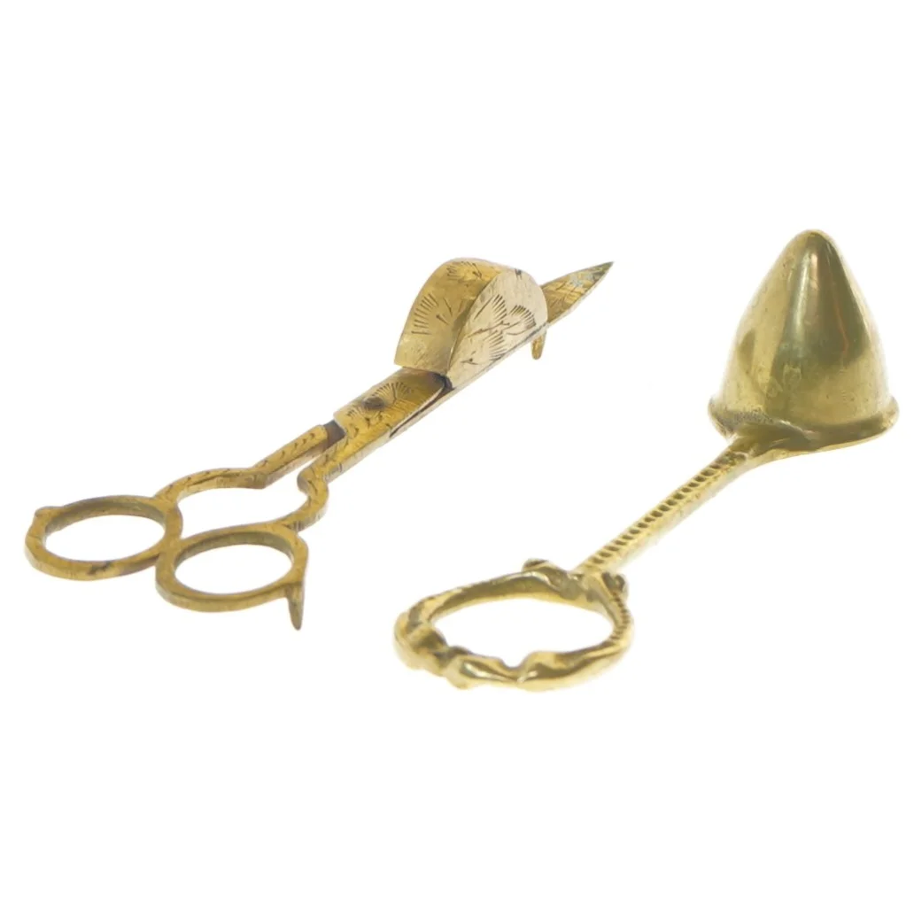 Gammel lysesaks og lyseslukker i messing (str. 15 og 16 cm)