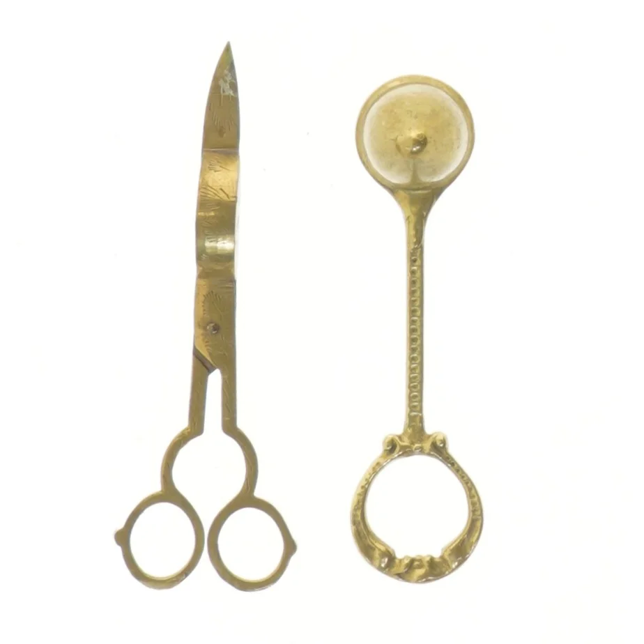 Gammel lysesaks og lyseslukker i messing (str. 15 og 16 cm)