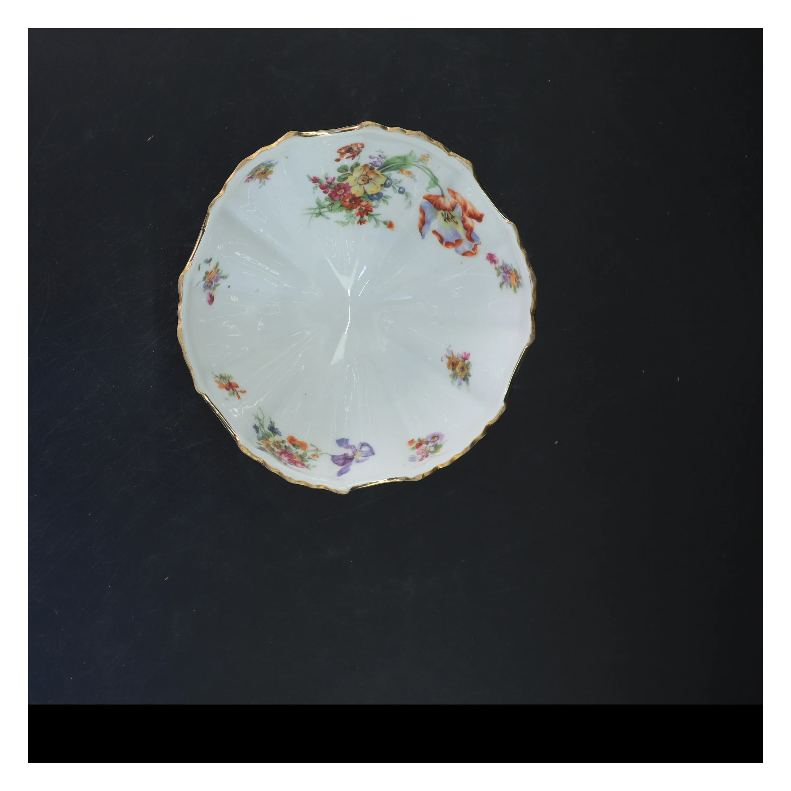 Porcelænsfad med blomsterdekor (str. 10x17 cm)