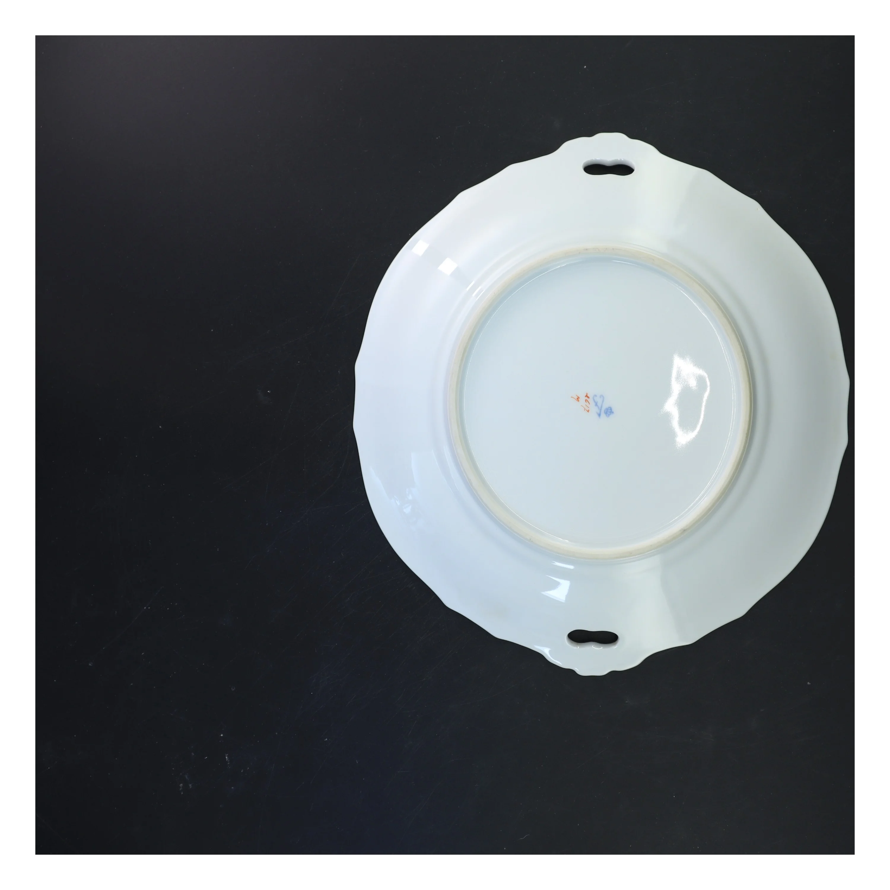 Porcelænsfad med blomstermotiv (str. Ø 28 cm)