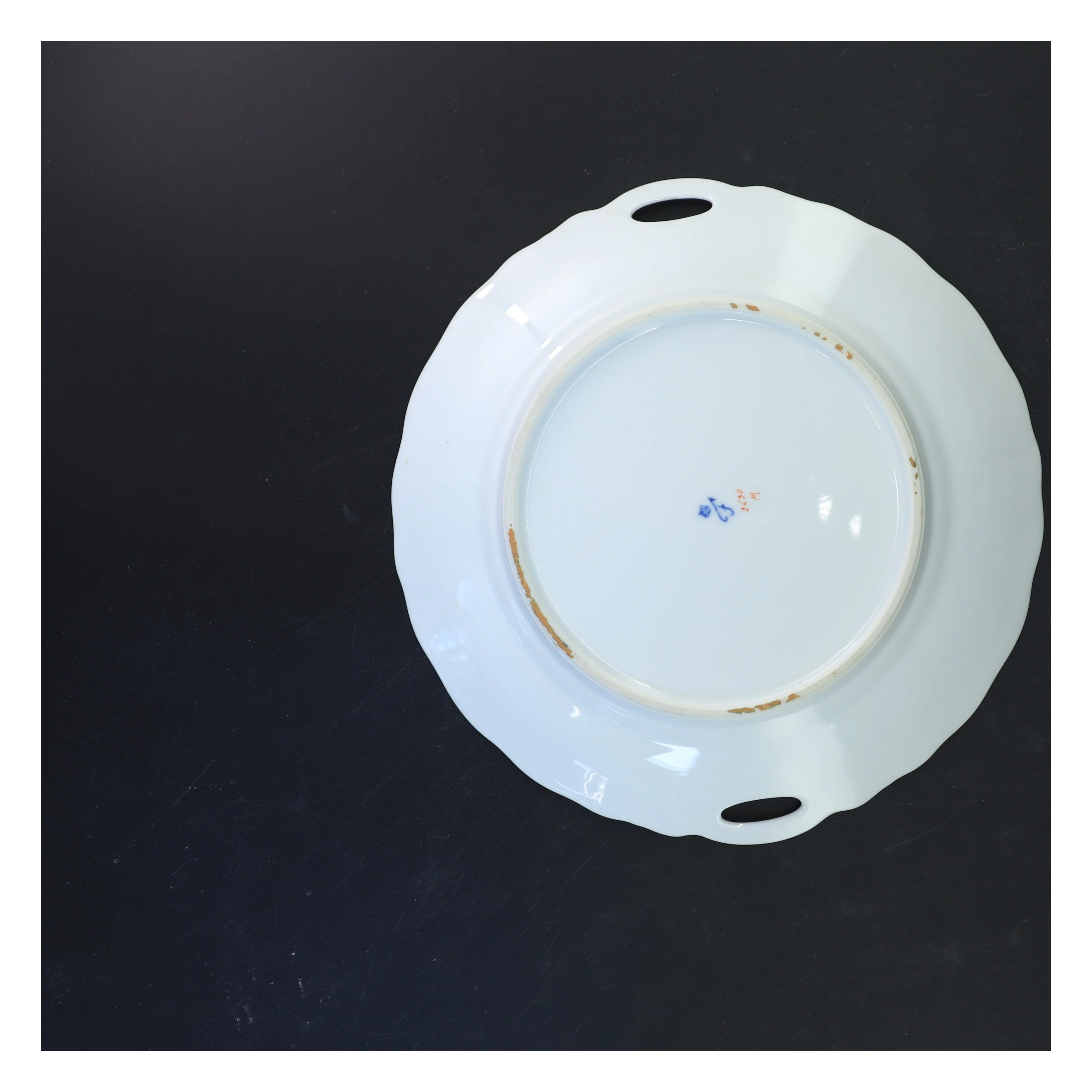 Rund porcelænsfad med blomstermønster (str. Ø 27 cm)