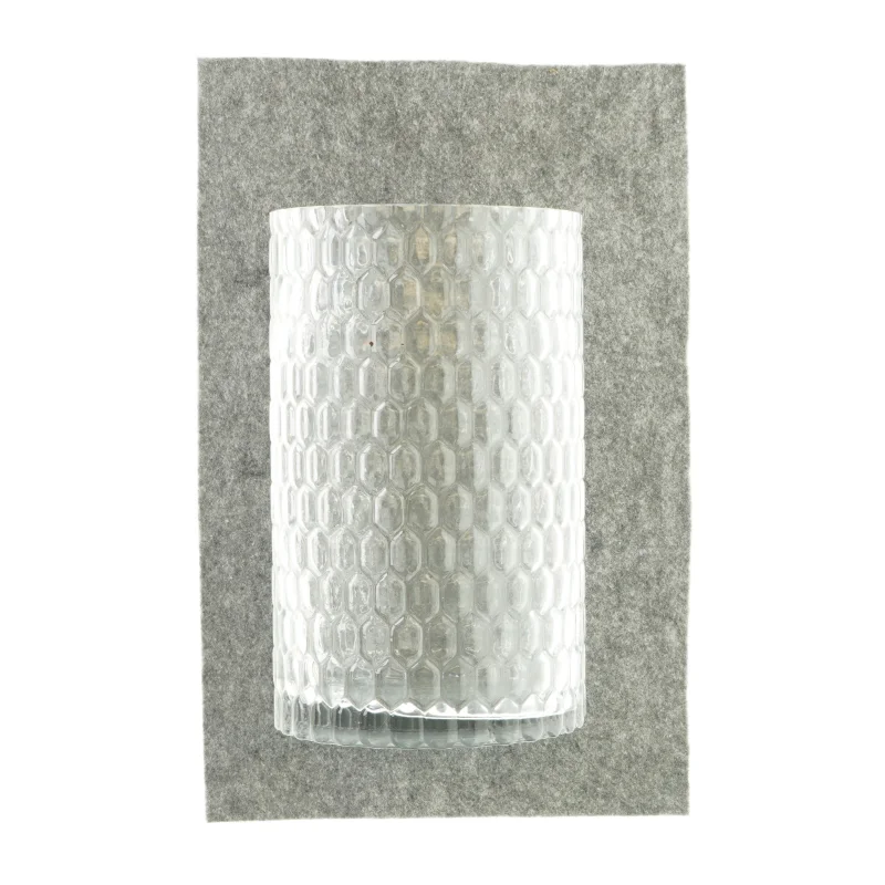 Vase i klart glas med mønster