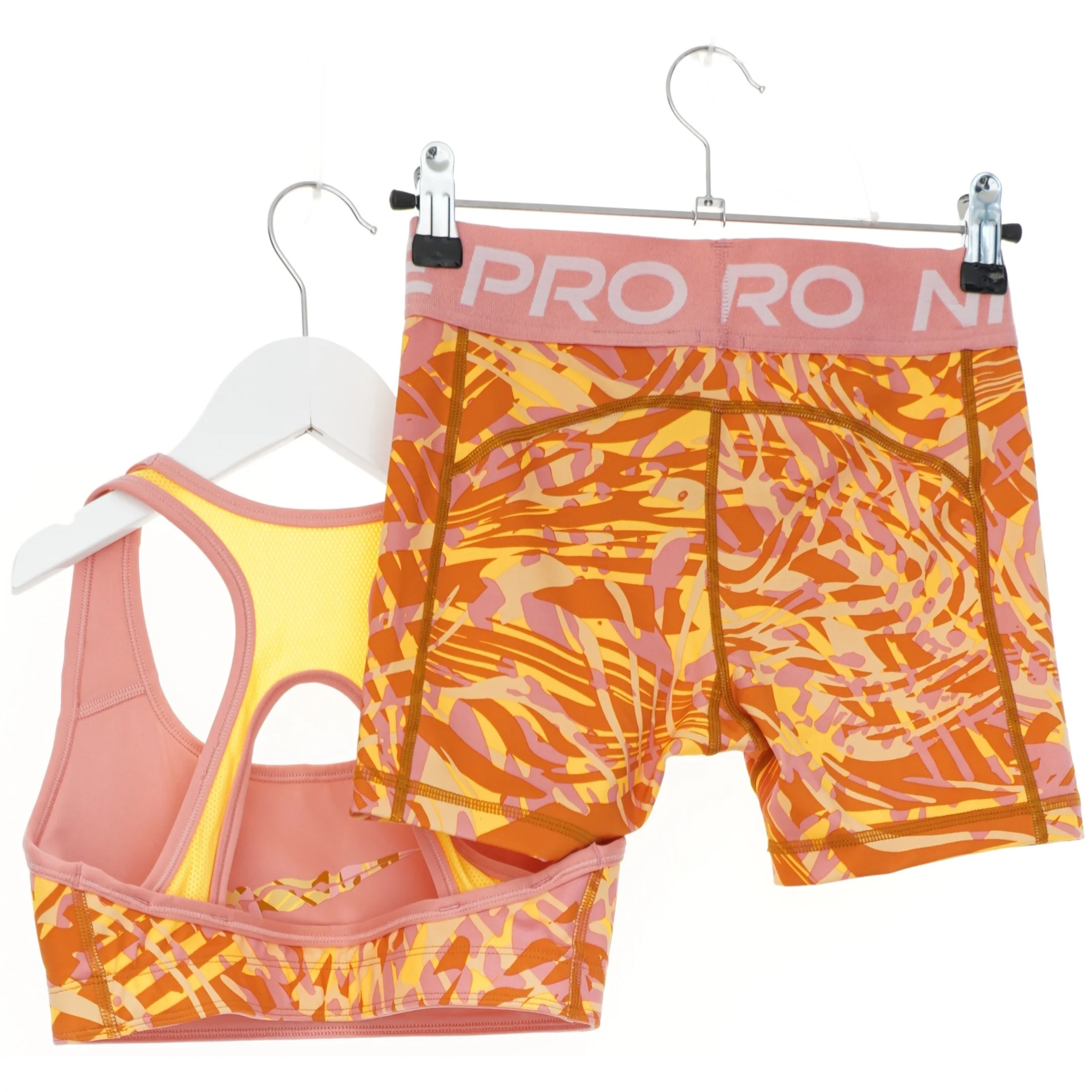 Sports top og shorts fra Nike (str. 146)