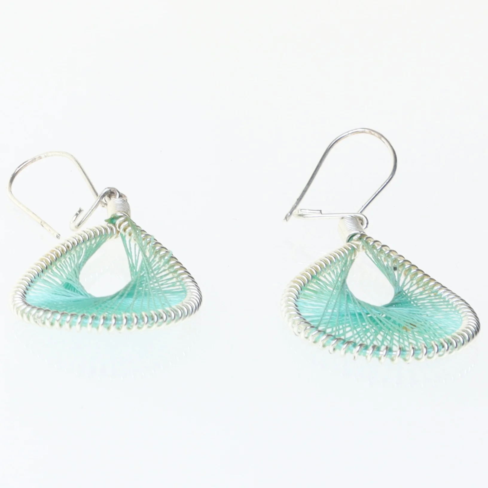 Unikke øreringe med tråd design fra Camilla Krøyer Jewellery (str. 60 mm)