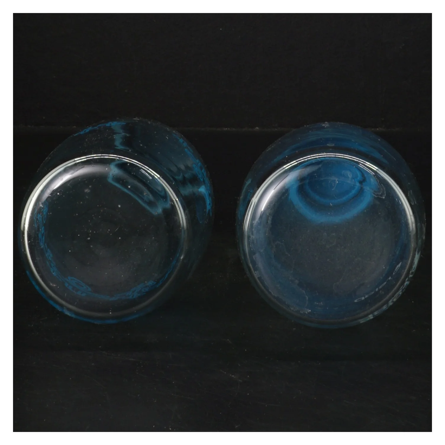 To drikkeflasker med blå låg fra Mediq (str. 2 styk, 20 cm)