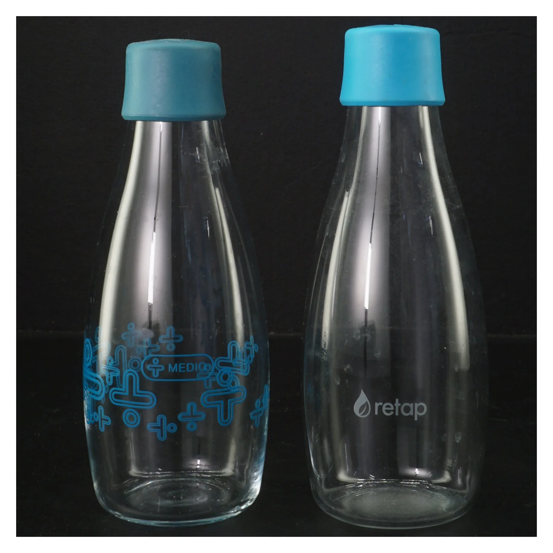 To drikkeflasker med blå låg fra Mediq (str. 2 styk, 20 cm)