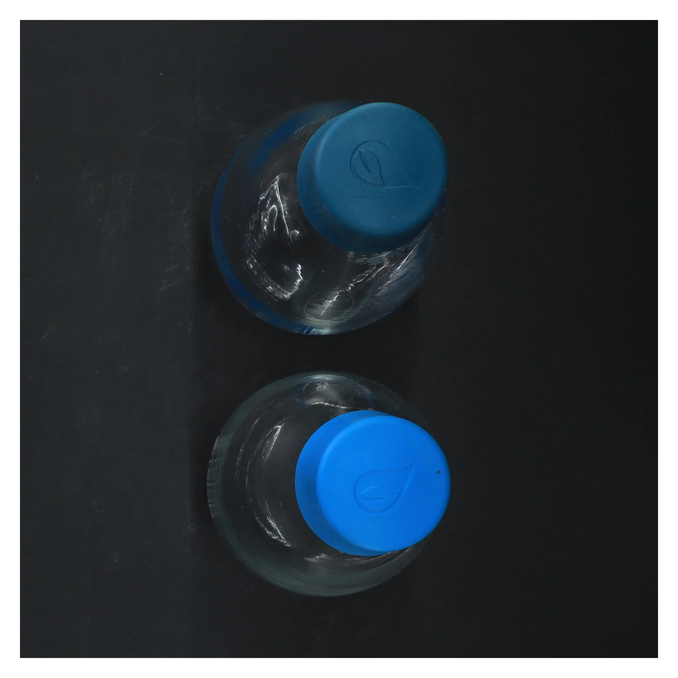 To drikkeflasker med blå låg fra Mediq (str. 2 styk, 20 cm)
