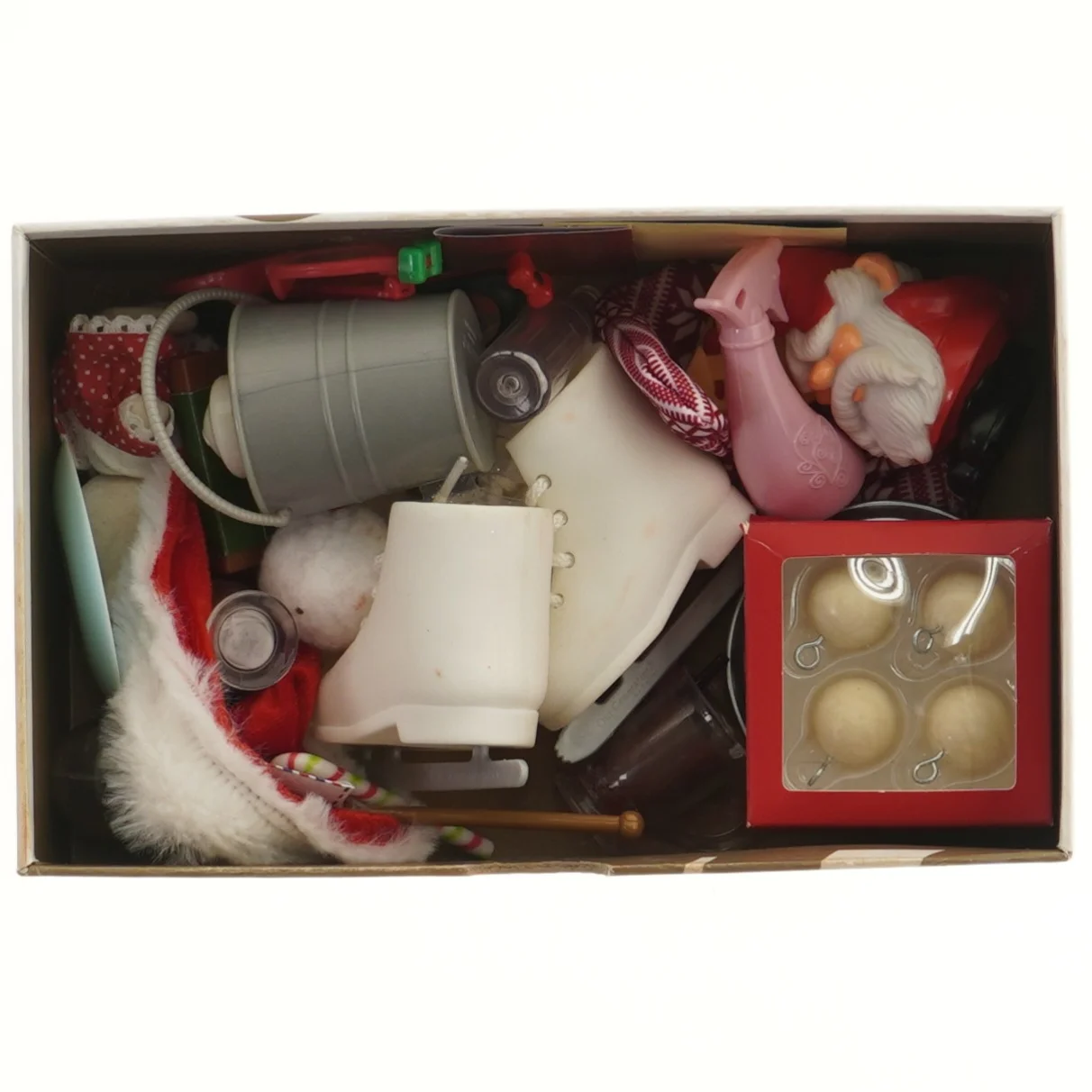 Kasse med juledekorationer til Our Generation dukke(str. 32,5x14,5 cm)