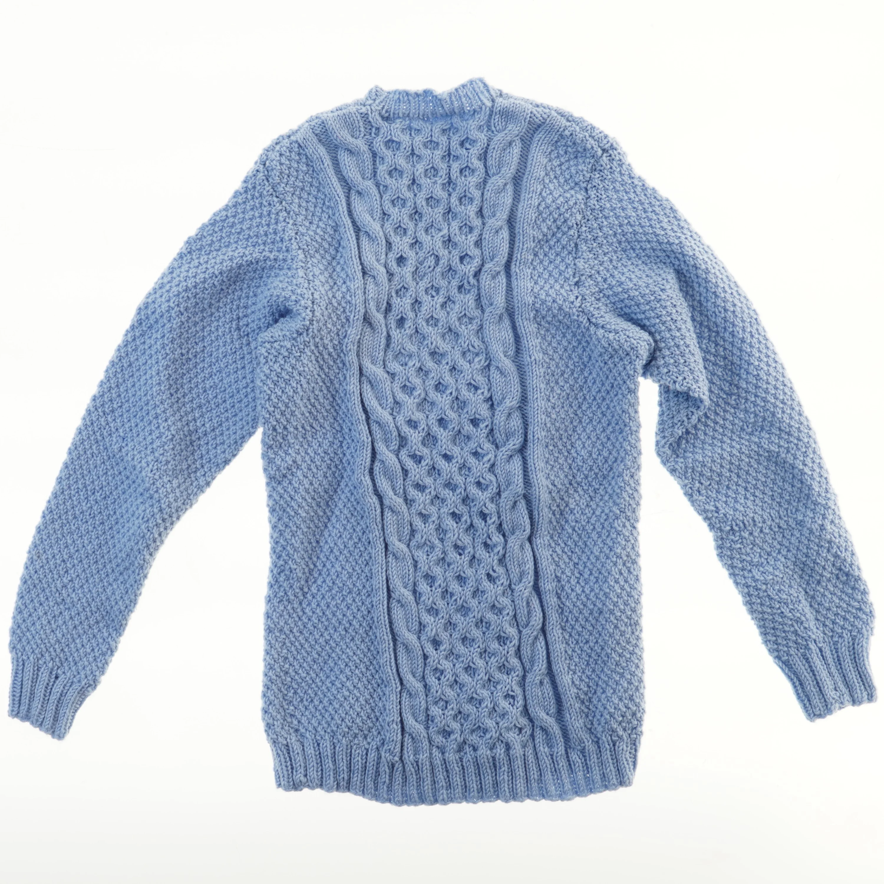 Strikket sweater med kabelmønster (str.  31x57 cm)