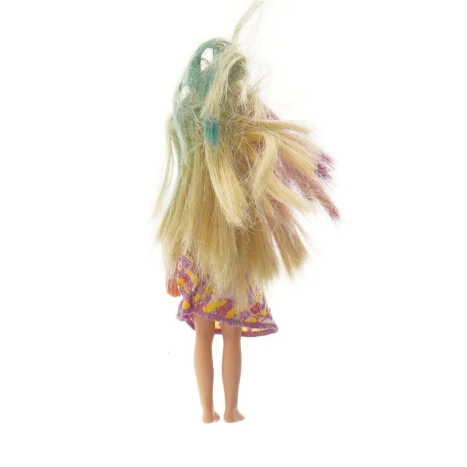 Lille dukke med flerfarvet hår (str. 14 cm)