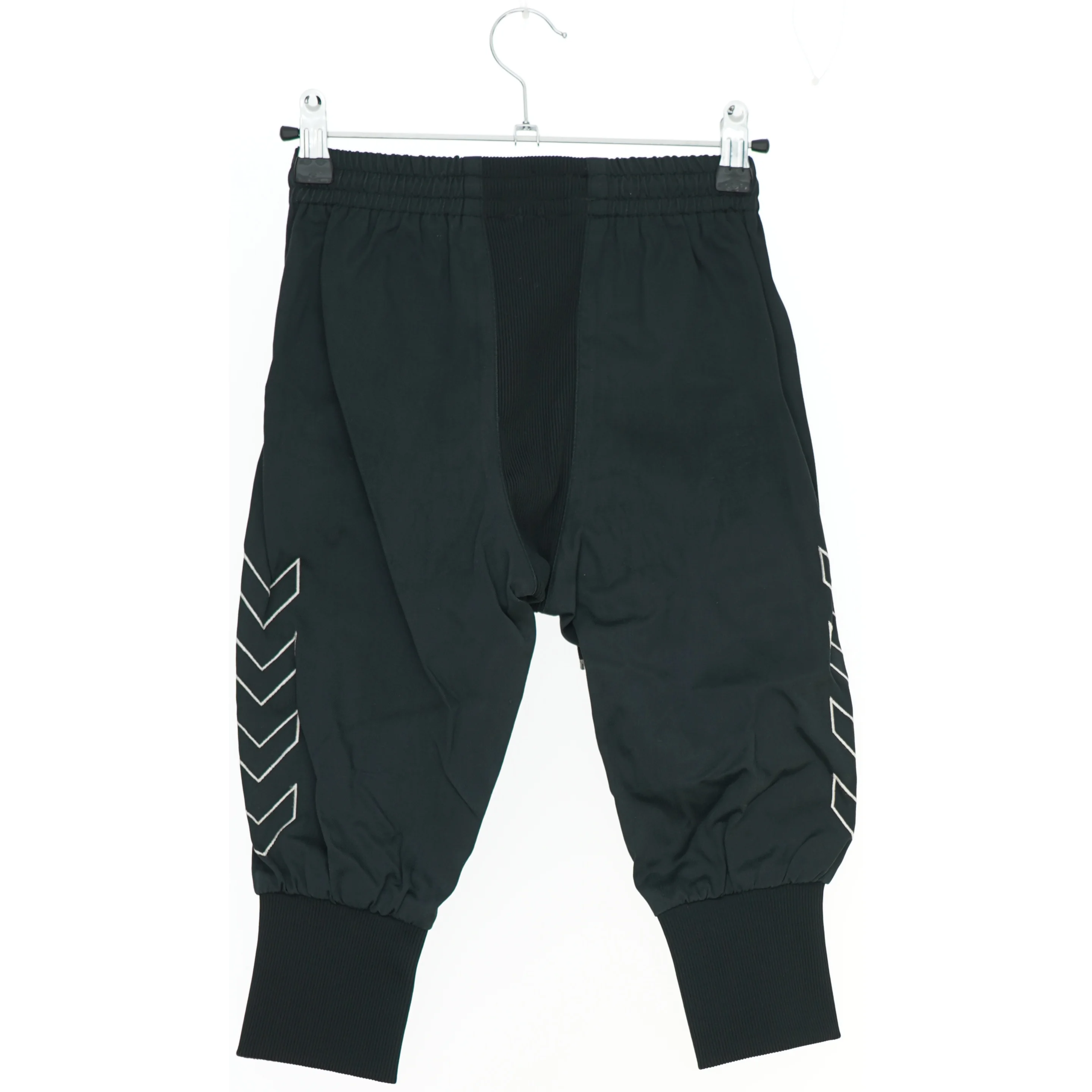 Sort joggerbukser med mønster fra Hummel (str. 122)