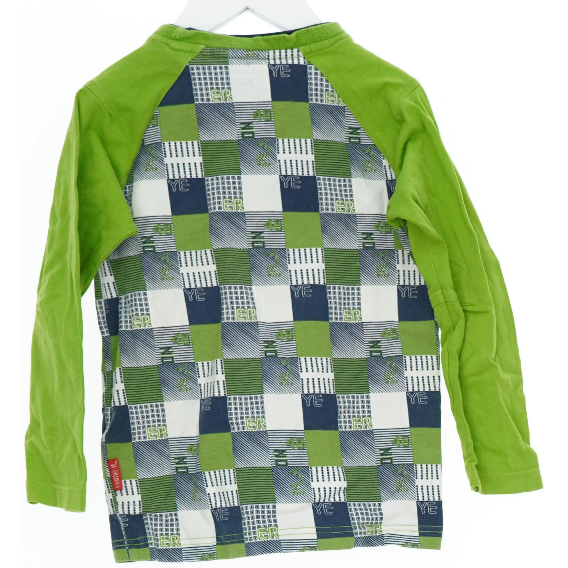 Langærmet bluse med mønster fra Name It (str. 104)