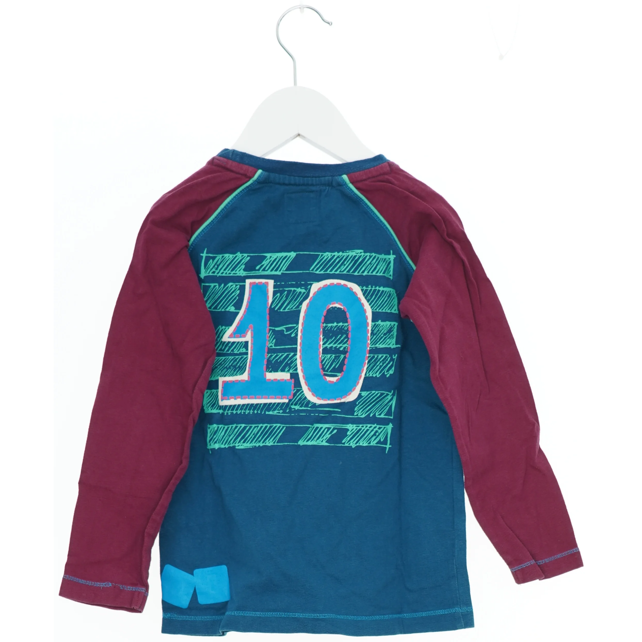 Langærmet trøje med nummer 10 fra Phister & Philina (str. 104)