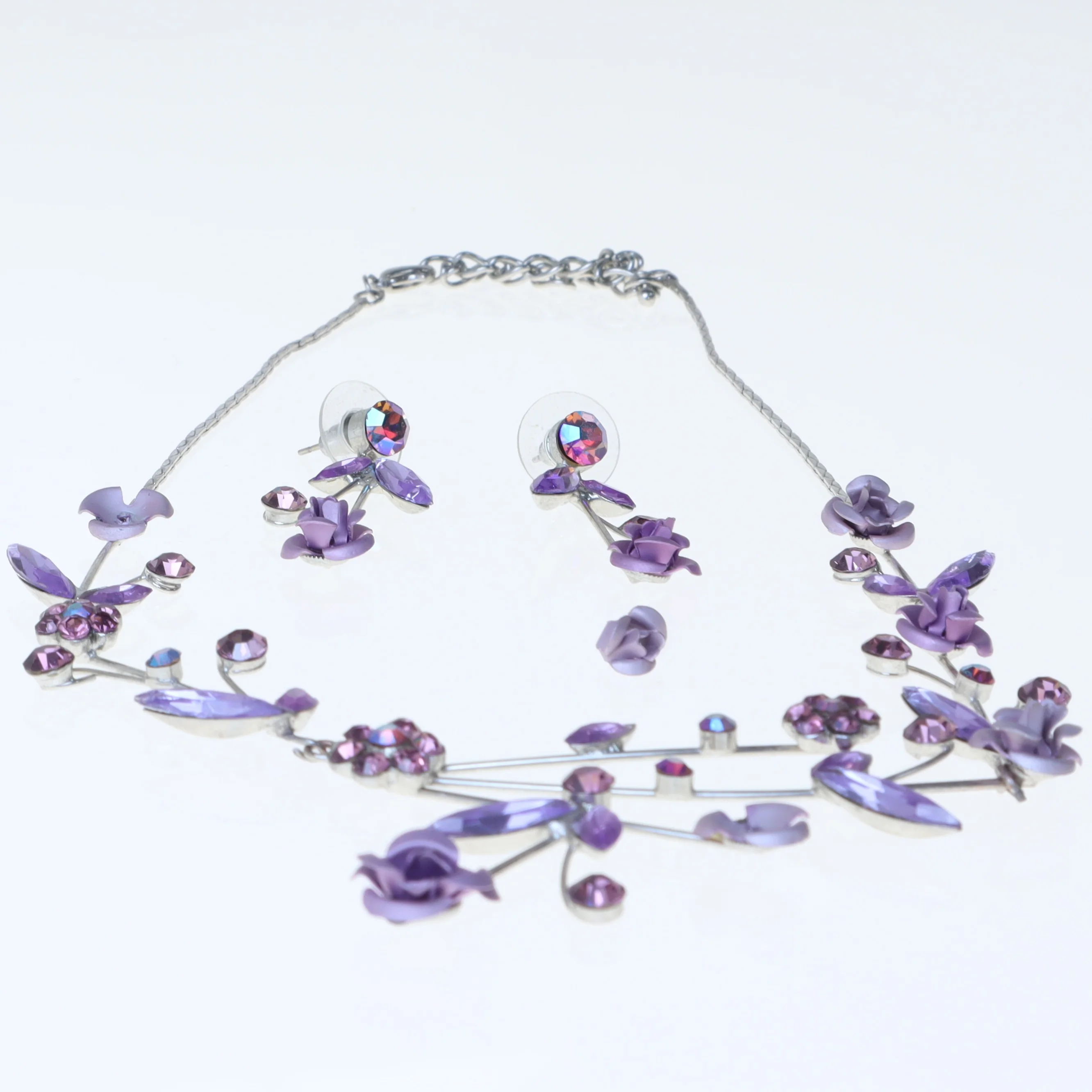 Smykkesæt med halskæde og øreringe (str. 44 cm og 4 cm)