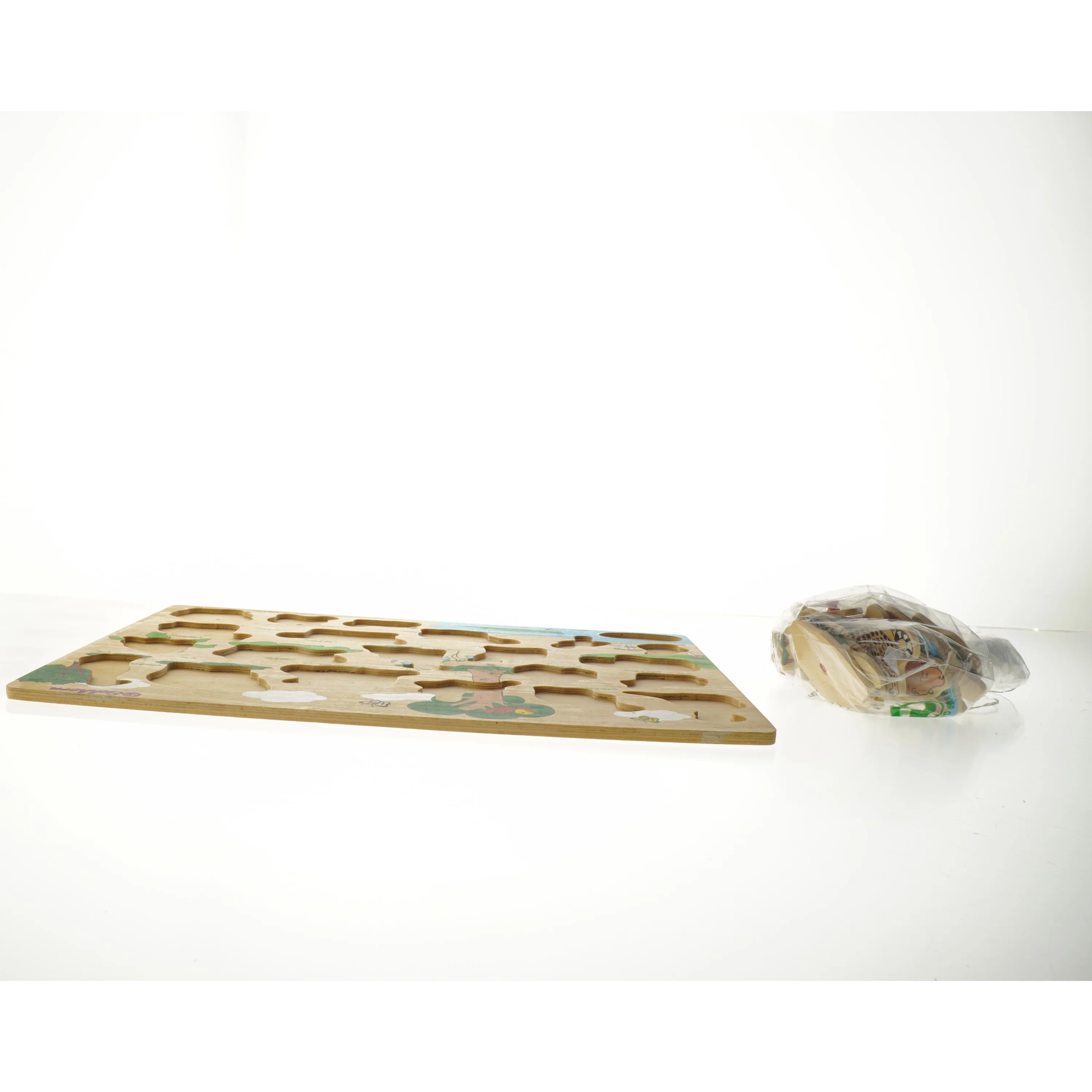 Træpuslespil med dyr og verdenskort fra Eichhorn (str. 44,5. x, 34,5 cm)