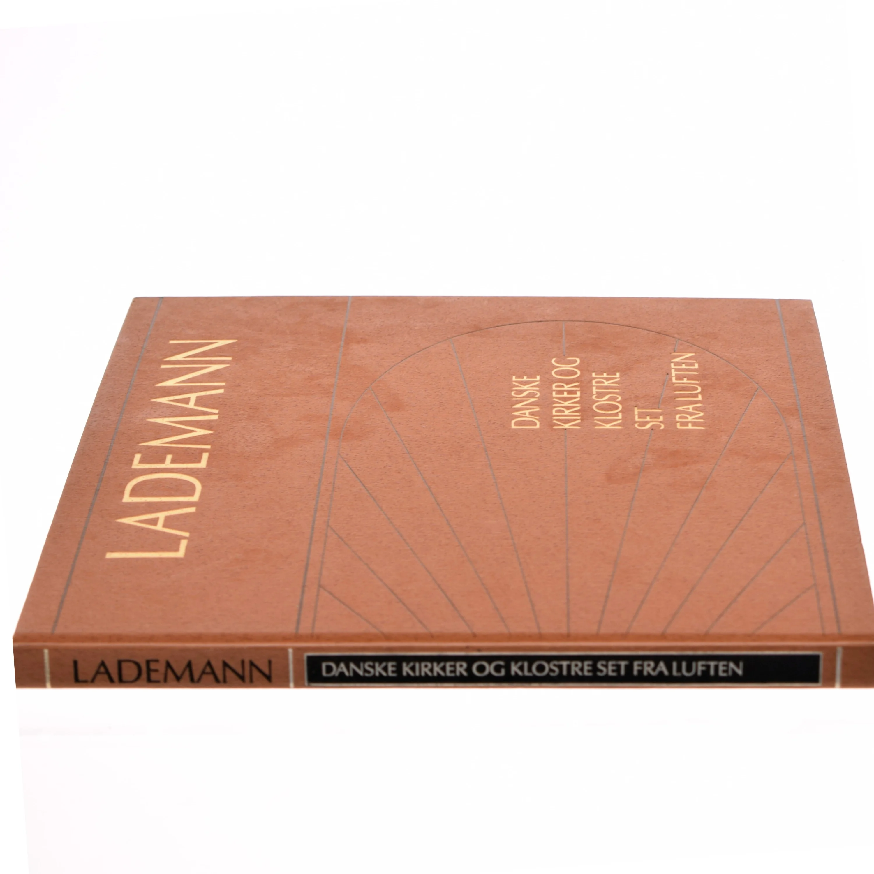 Bog om danske kirker og klostre set fra luften