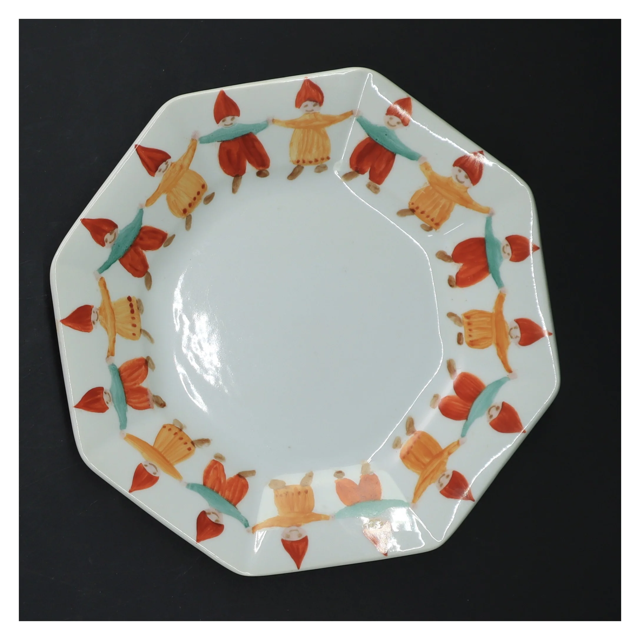 Lille tallerken med nisser der danser (str. 18,5 cm)