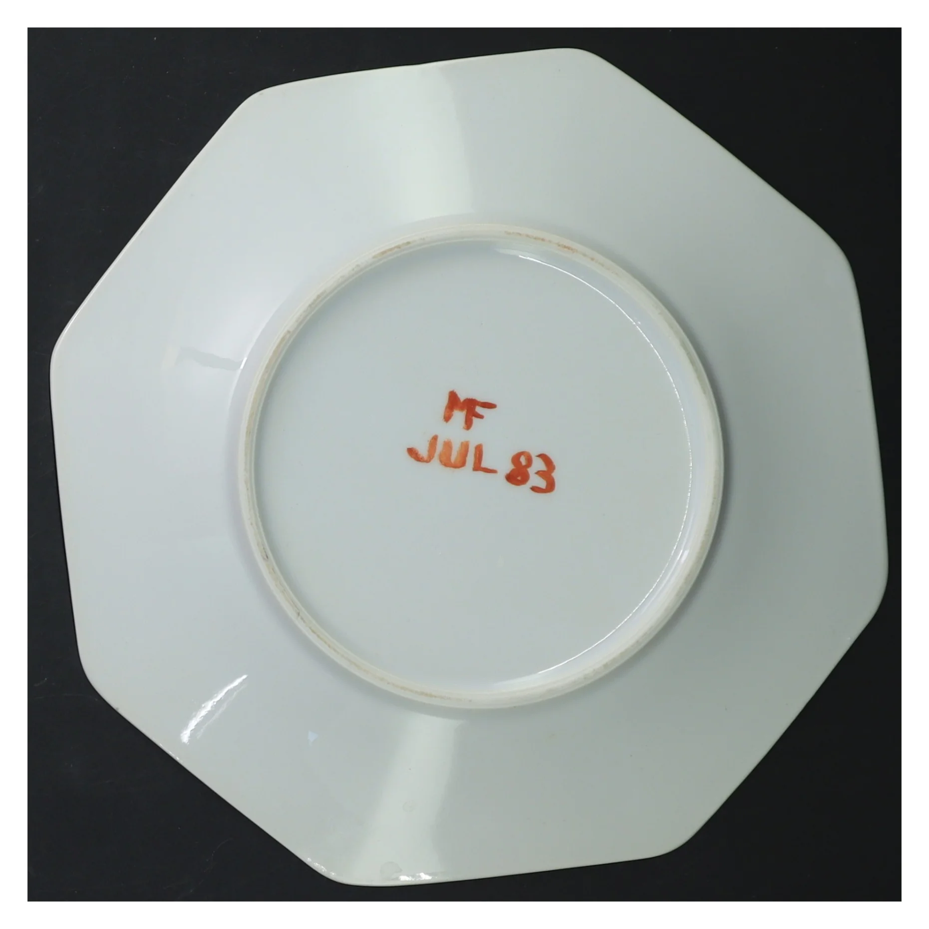 Lille tallerken med nisser der danser (str. 18,5 cm)