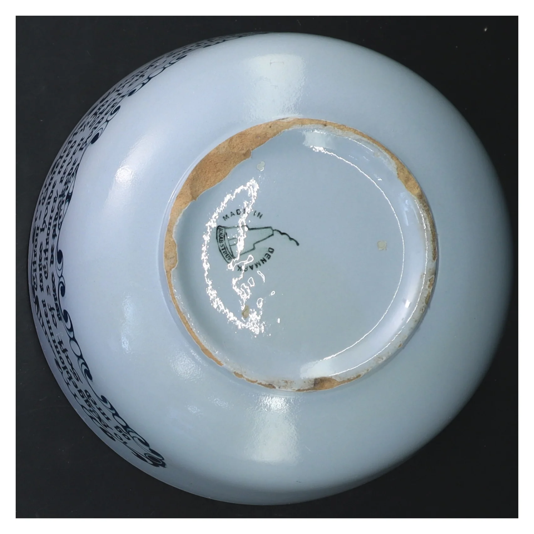 Porcelænsskål fra Knabstrup med opskrift fra Oldemors kogebog (str. Ø 17 cm højde 10,5 cm)