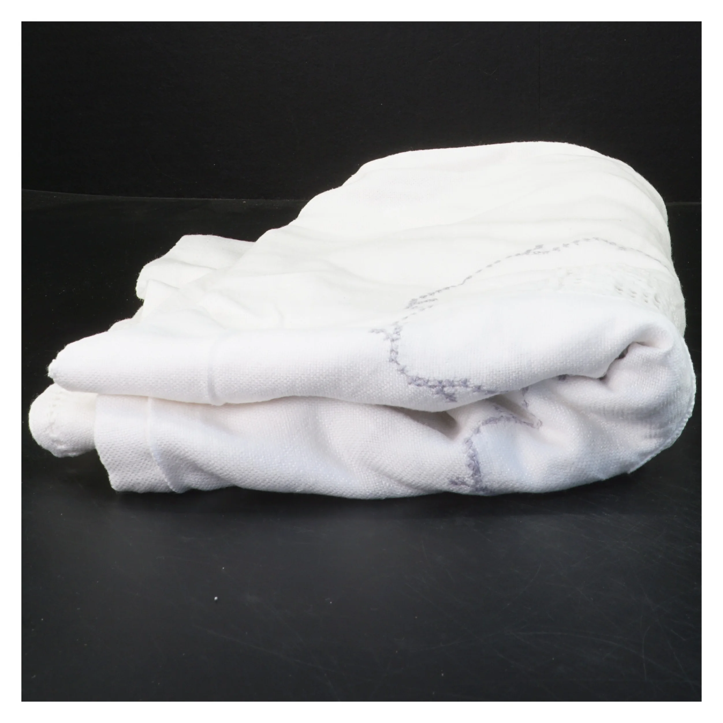 Hvid dug med broderi (str. 124x144 cm)