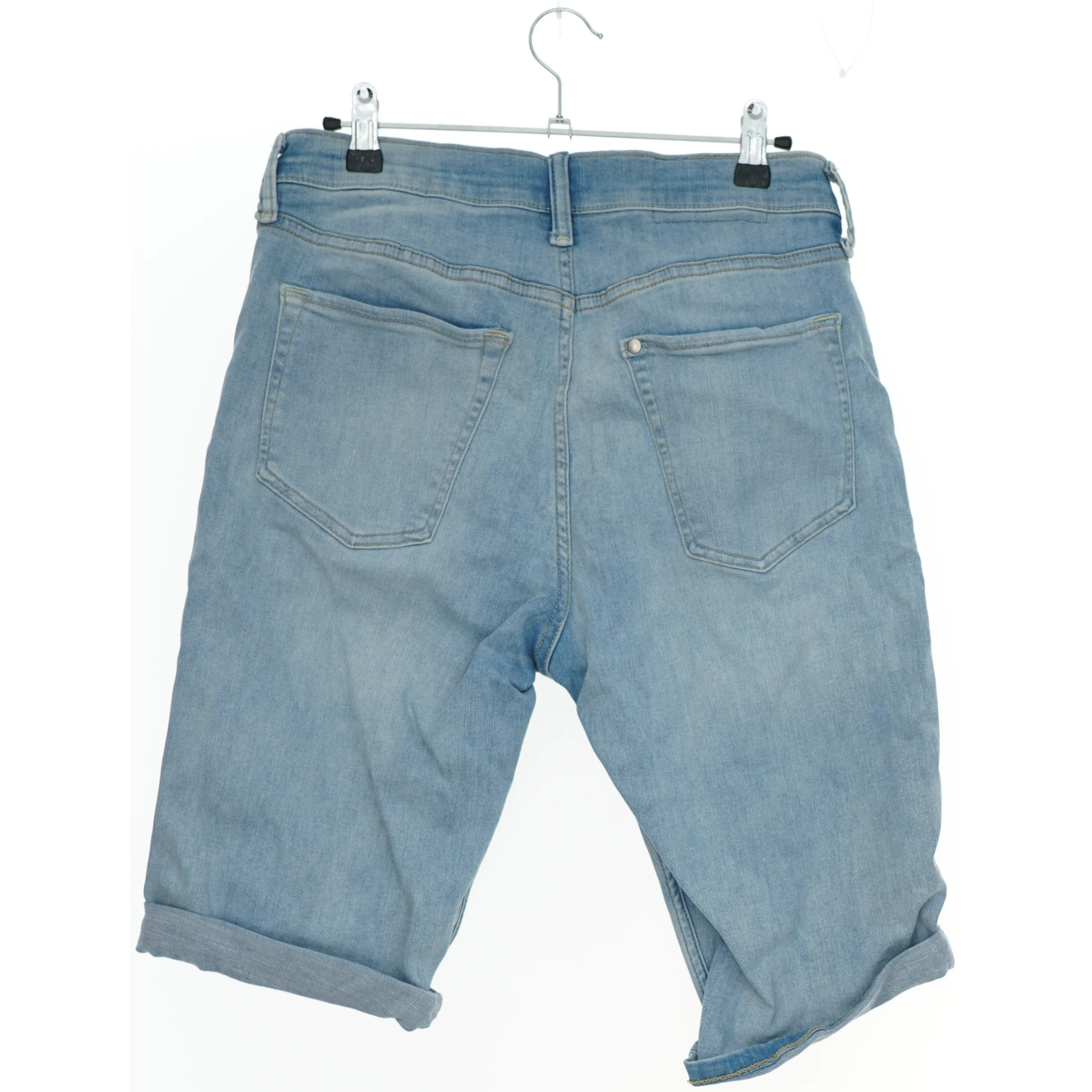Shorts i lys denim fra H&M (str. 176)