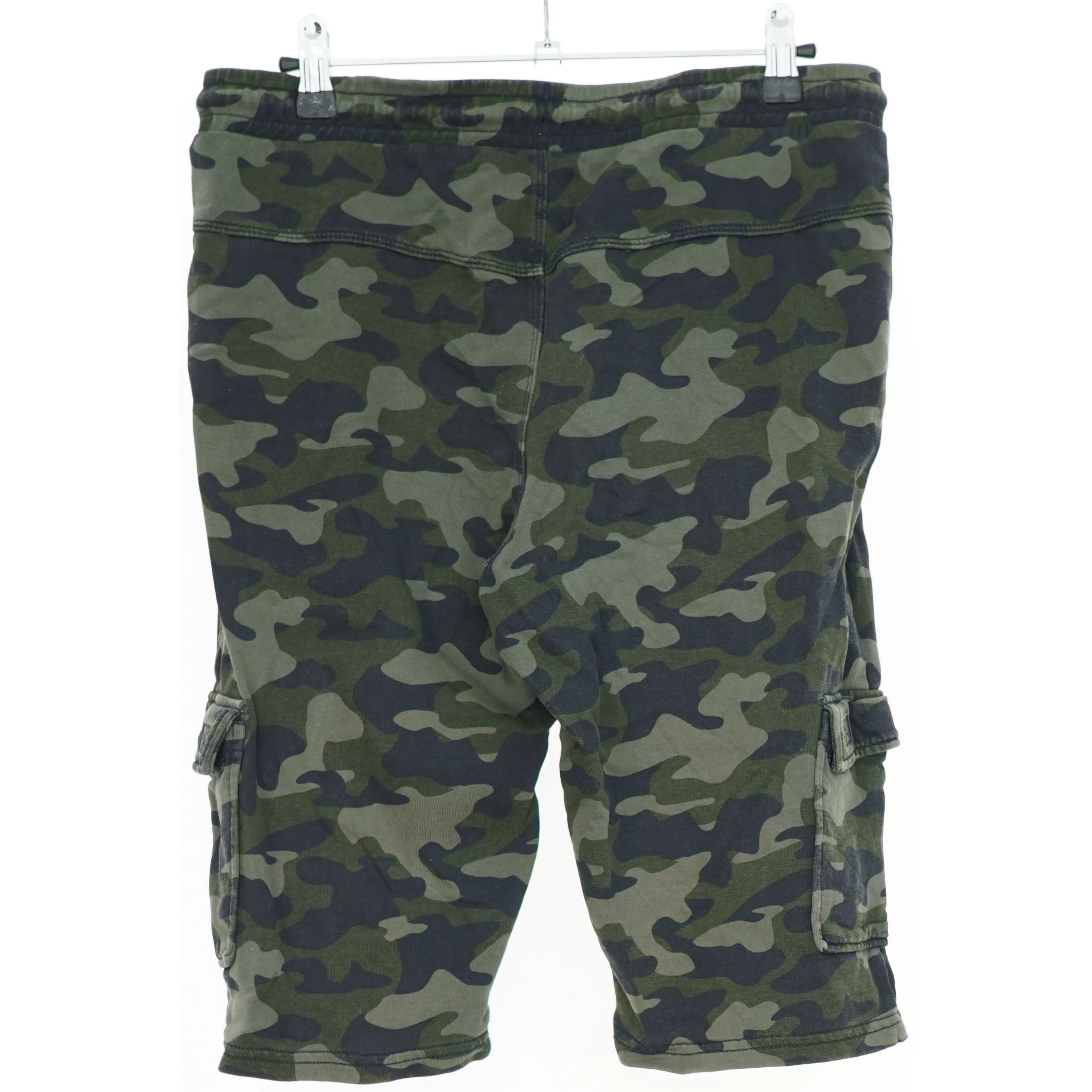 Cargo shorts med camouflage mønster (str. 176)
