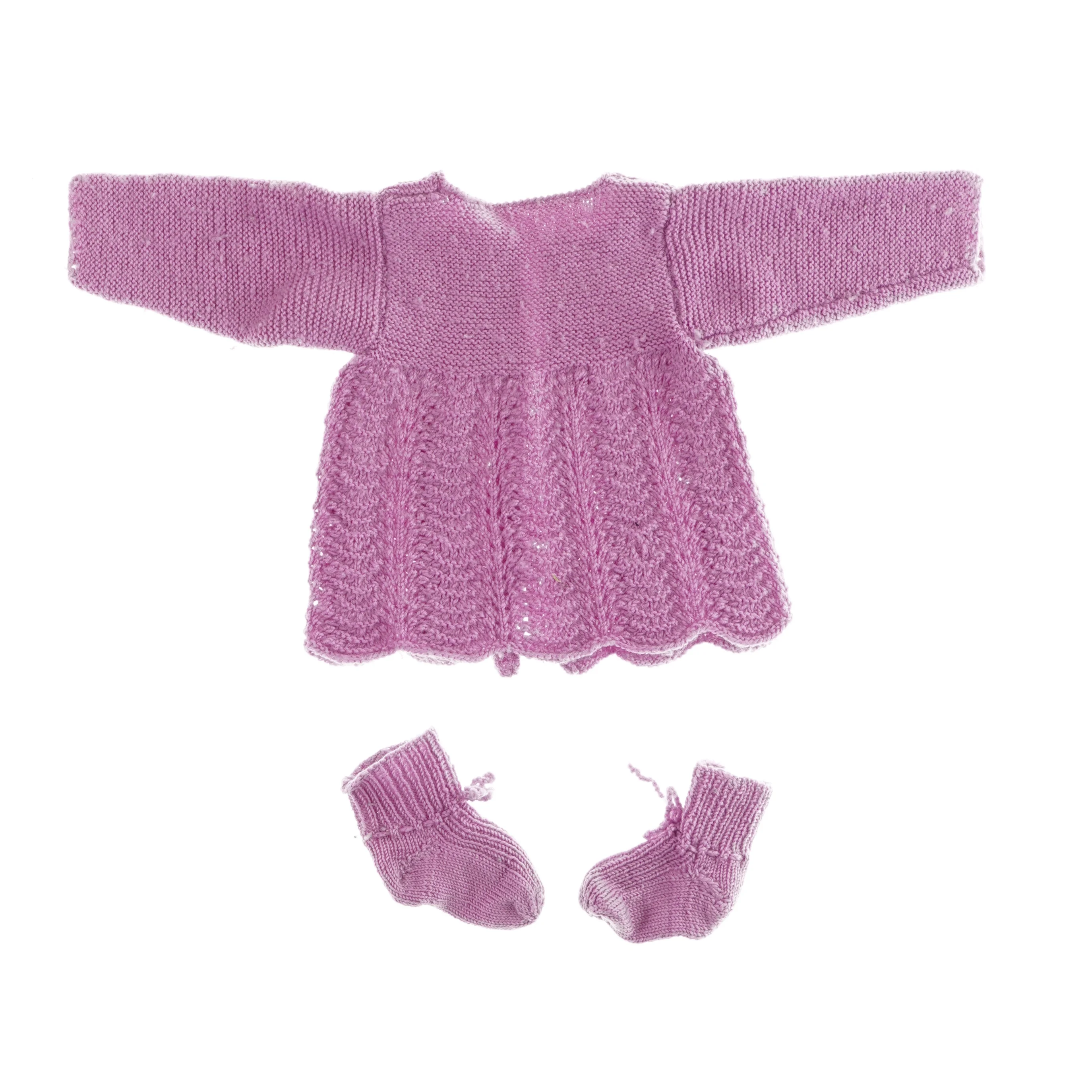 Hjemmestrikkede cardigan og sokker (str. ca. 6 måneder)