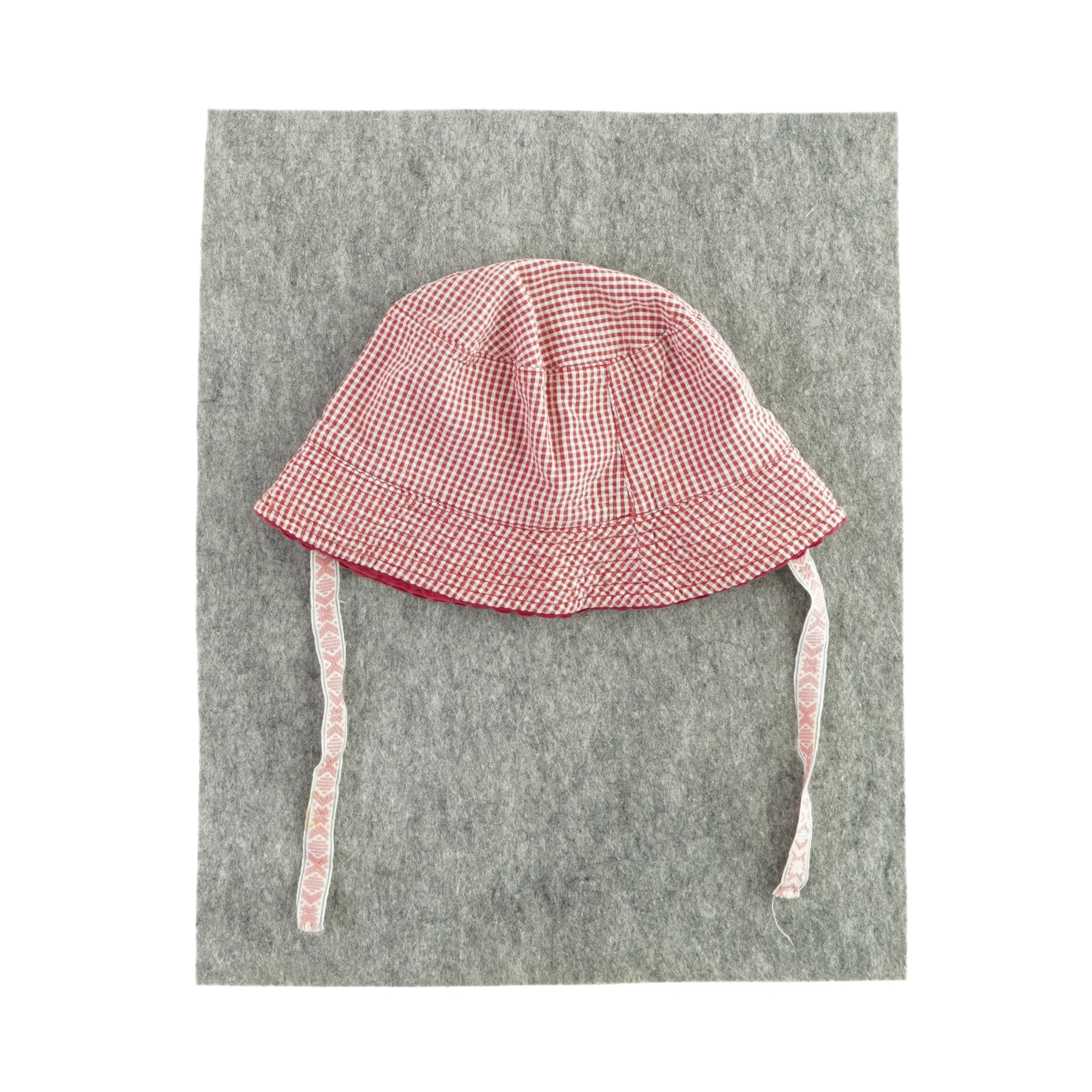 Solhat med snørre (str. ca. et år)