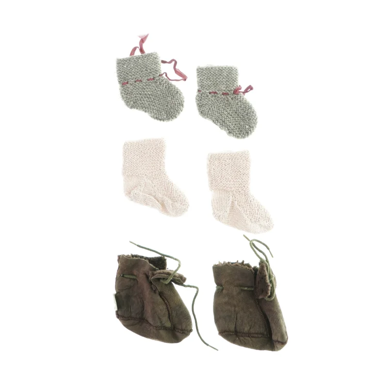 2 par sokker og et par sutsko fra Sofie Schnoor  (str. 0 til 6 måneder )
